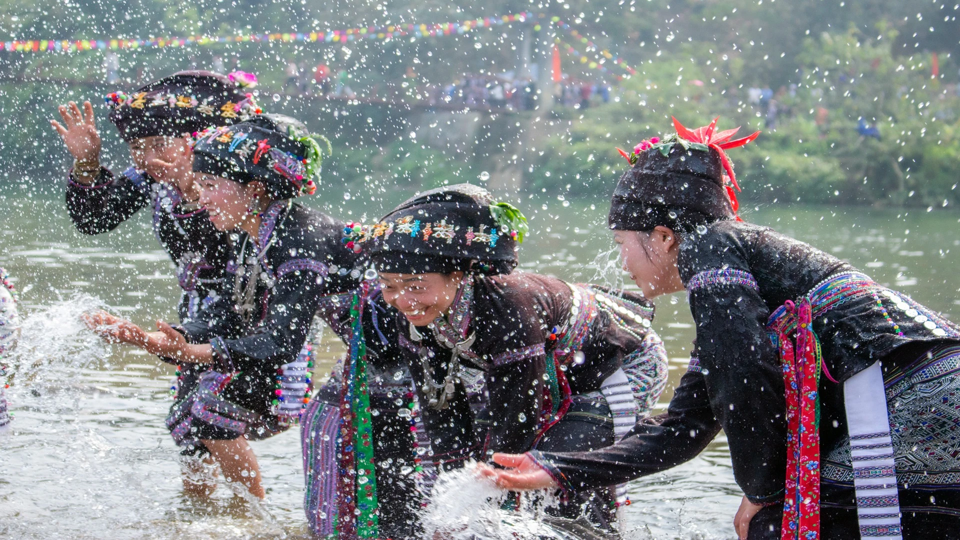 [Ảnh] Bun Vốc Nặm-Lễ hội té nước của người Lào ở Lai Châu ảnh 9