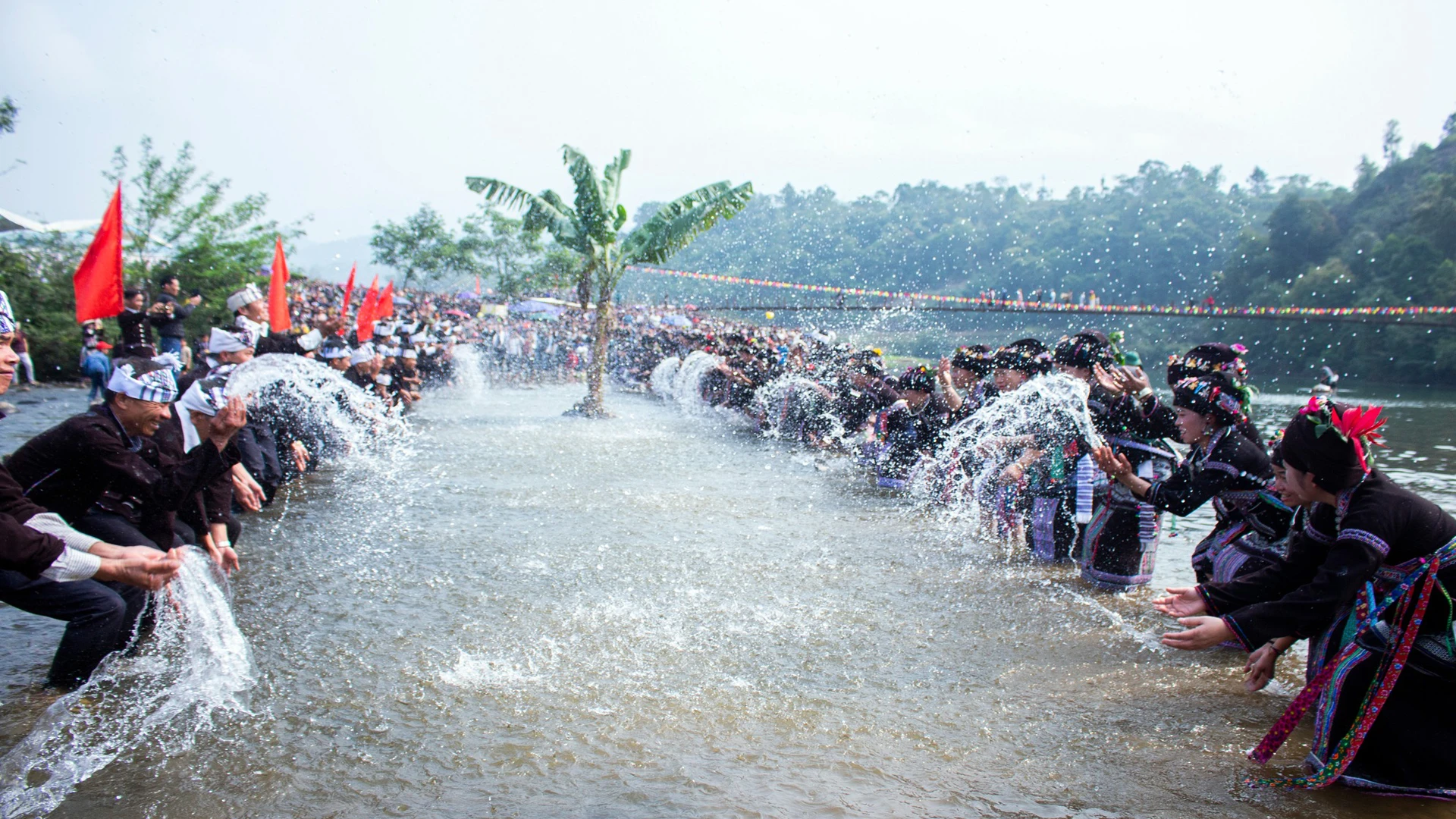 [Ảnh] Bun Vốc Nặm-Lễ hội té nước của người Lào ở Lai Châu ảnh 8
