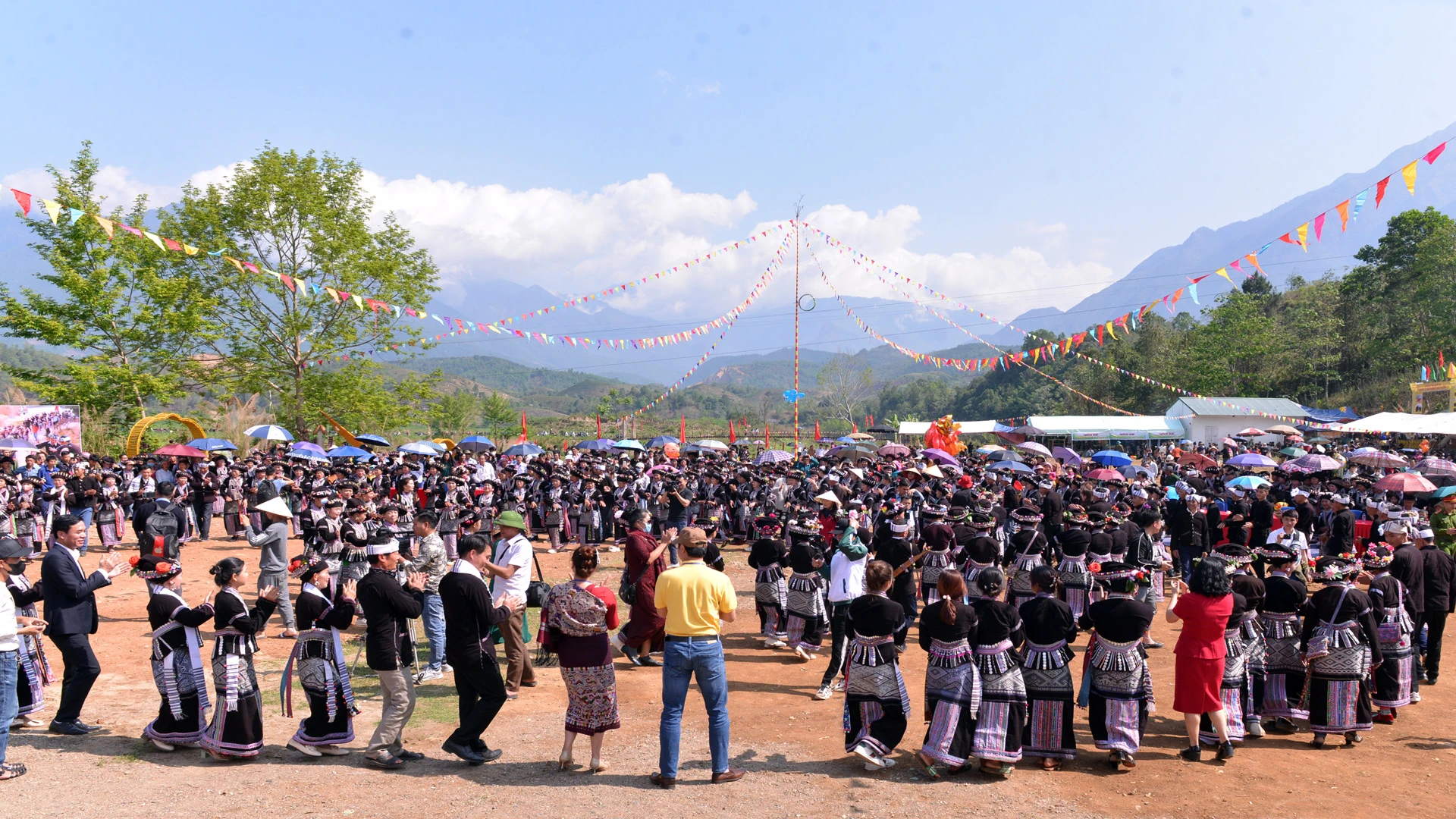 [Ảnh] Bun Vốc Nặm-Lễ hội té nước của người Lào ở Lai Châu ảnh 7