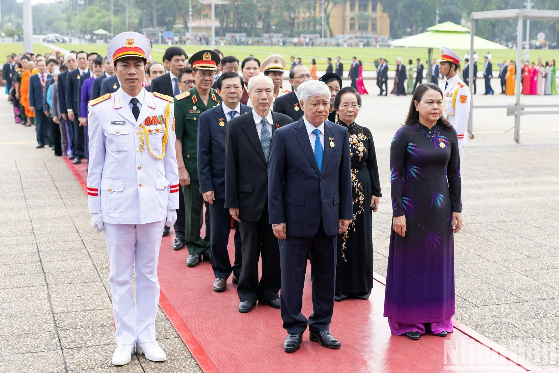 Đoàn đại biểu dự Đại hội Mặt trận Tổ quốc Việt Nam lần thứ X vào Lăng viếng Chủ tịch Hồ Chí Minh ảnh 2