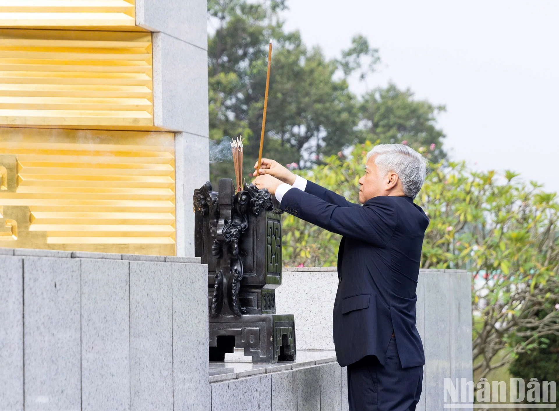 Đoàn đại biểu dự Đại hội Mặt trận Tổ quốc Việt Nam lần thứ X vào Lăng viếng Chủ tịch Hồ Chí Minh ảnh 5