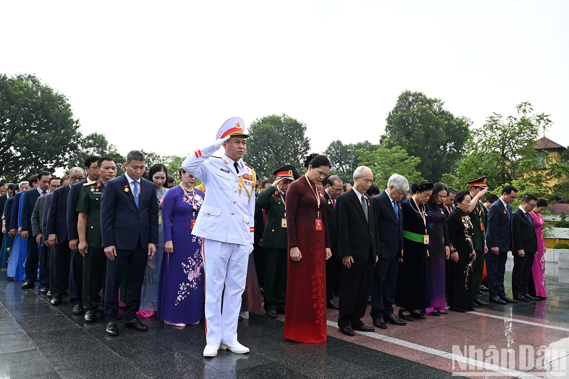 Đoàn đại biểu dự Đại hội Mặt trận Tổ quốc Việt Nam lần thứ X vào Lăng viếng Chủ tịch Hồ Chí Minh ảnh 6