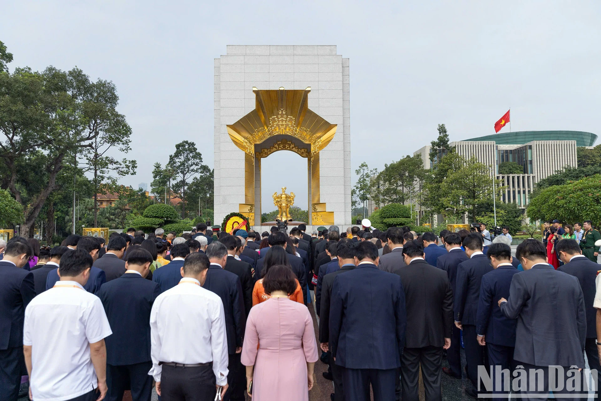 Đoàn đại biểu dự Đại hội Mặt trận Tổ quốc Việt Nam lần thứ X vào Lăng viếng Chủ tịch Hồ Chí Minh ảnh 7