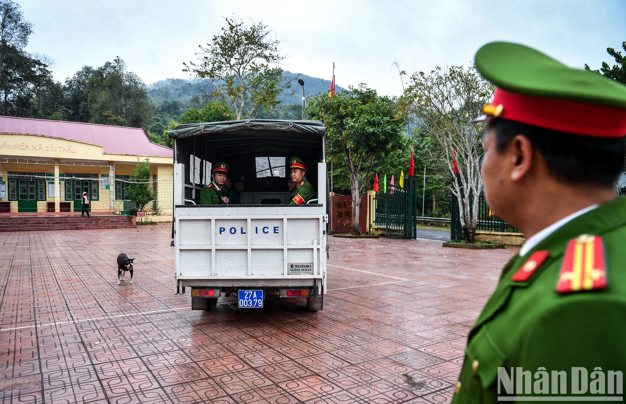 View - [Ảnh] Một ngày của công an xã nơi cực tây Tổ quốc