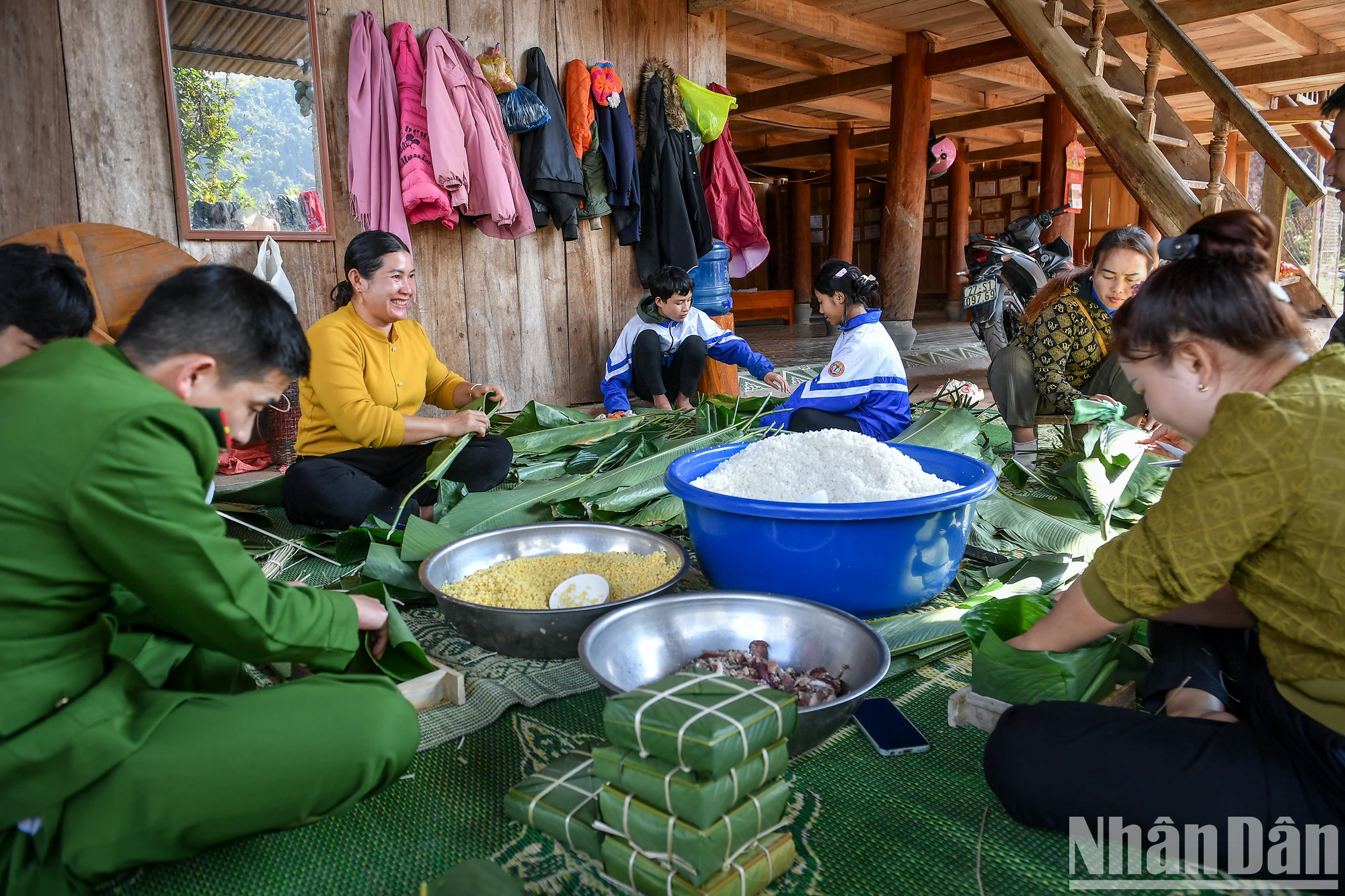 [Ảnh] Những bếp lửa "nghĩa tình" nấu bánh chưng xanh ở Nậm Pồ ảnh 17