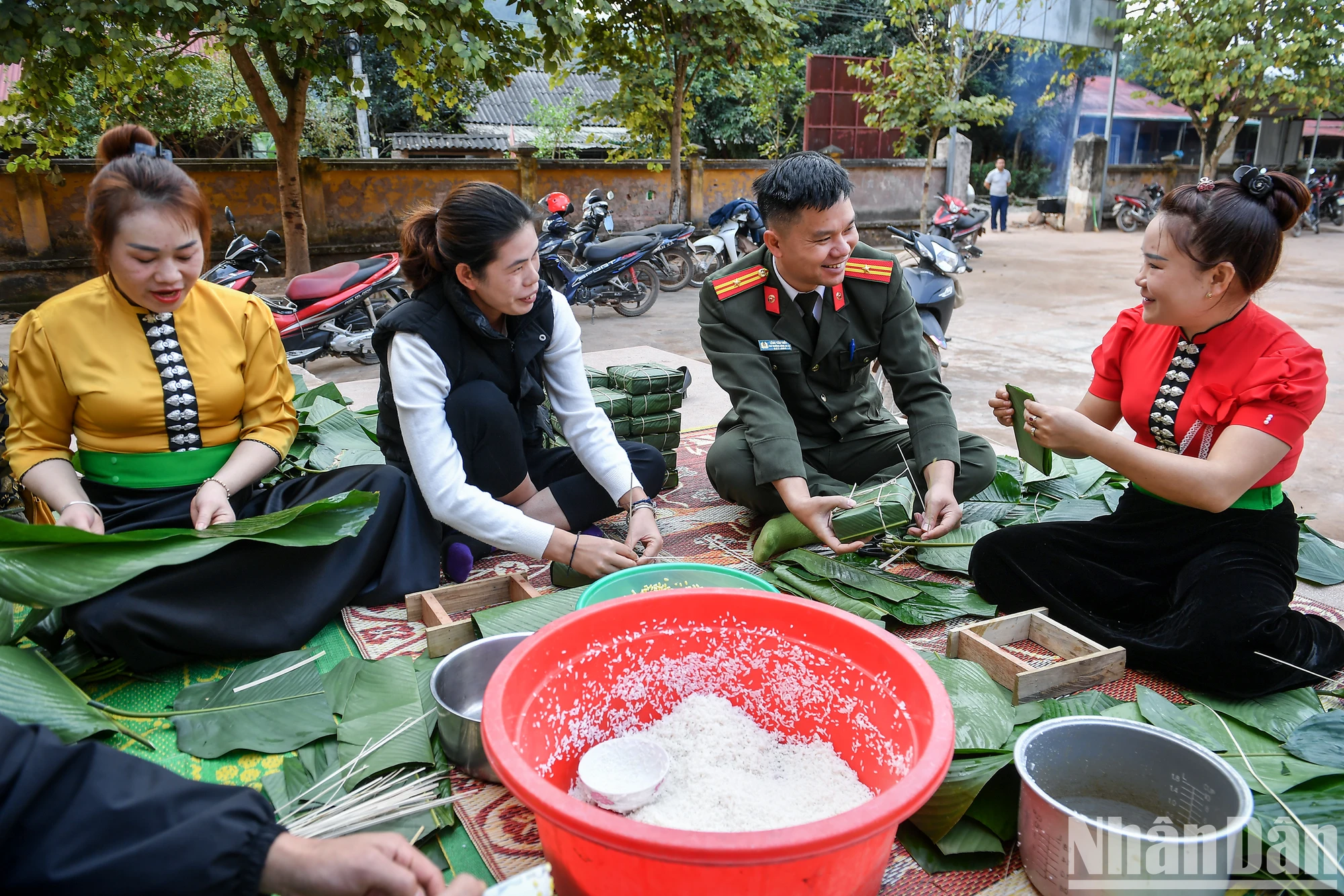 [Ảnh] Những bếp lửa "nghĩa tình" nấu bánh chưng xanh ở Nậm Pồ ảnh 10