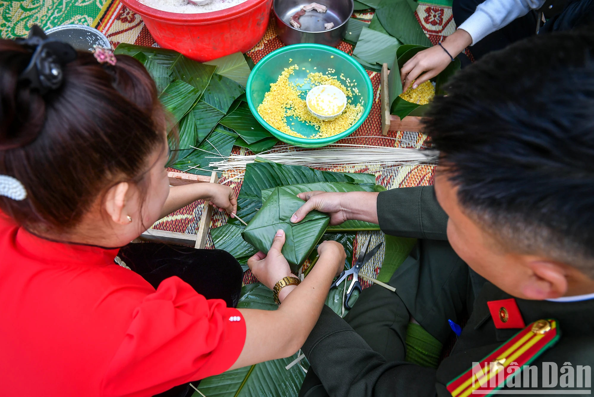 [Ảnh] Những bếp lửa "nghĩa tình" nấu bánh chưng xanh ở Nậm Pồ ảnh 11