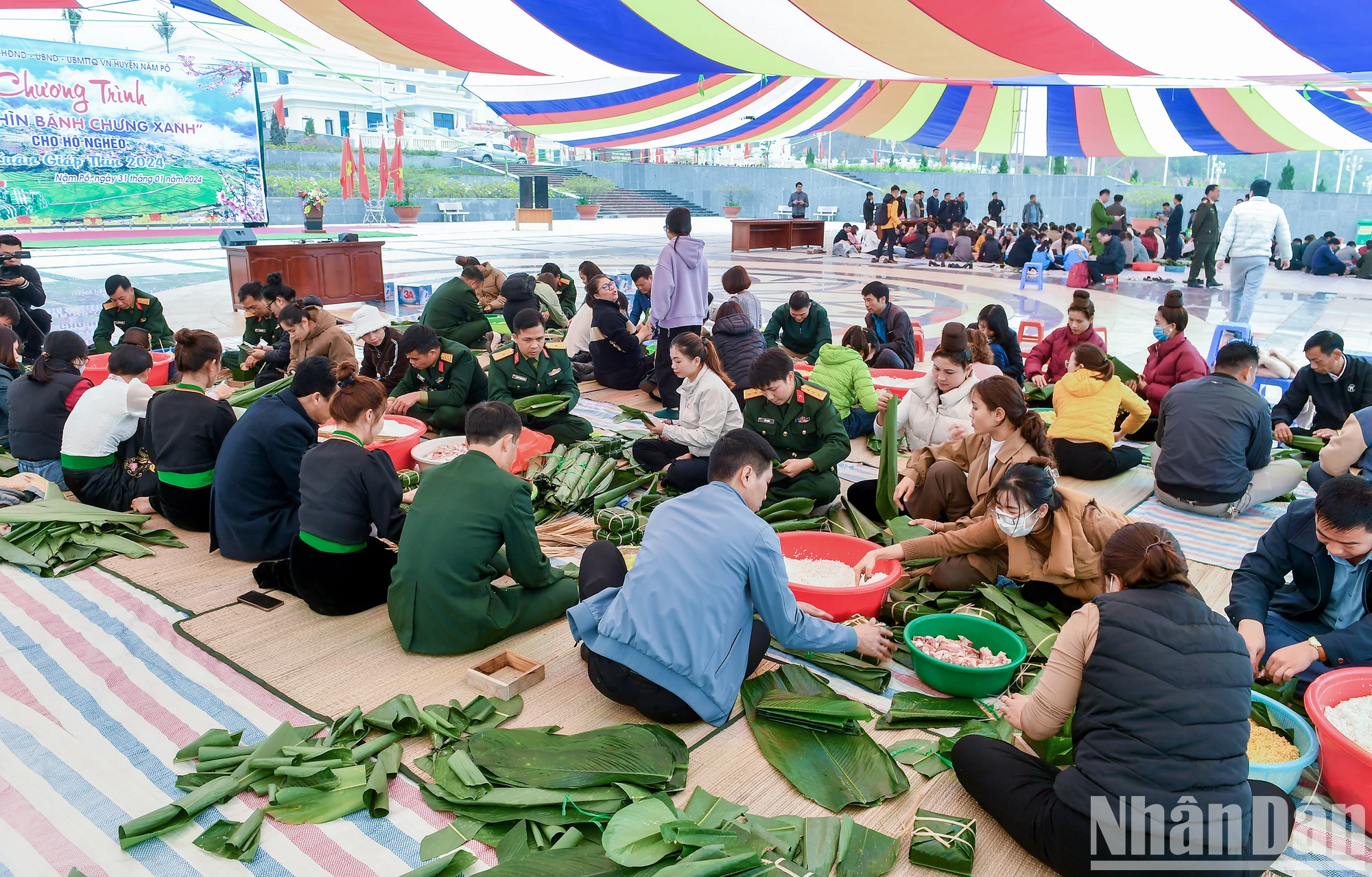 [Ảnh] Những bếp lửa "nghĩa tình" nấu bánh chưng xanh ở Nậm Pồ ảnh 1