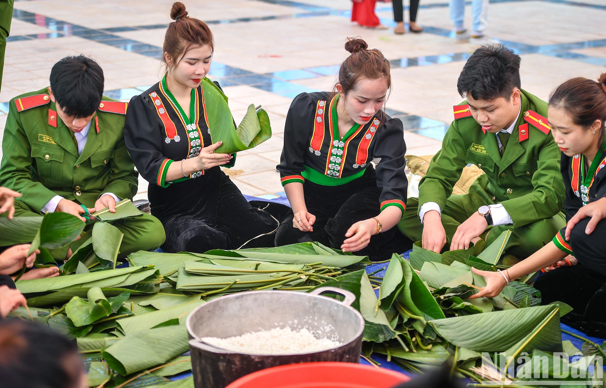 [Ảnh] Những bếp lửa "nghĩa tình" nấu bánh chưng xanh ở Nậm Pồ ảnh 6