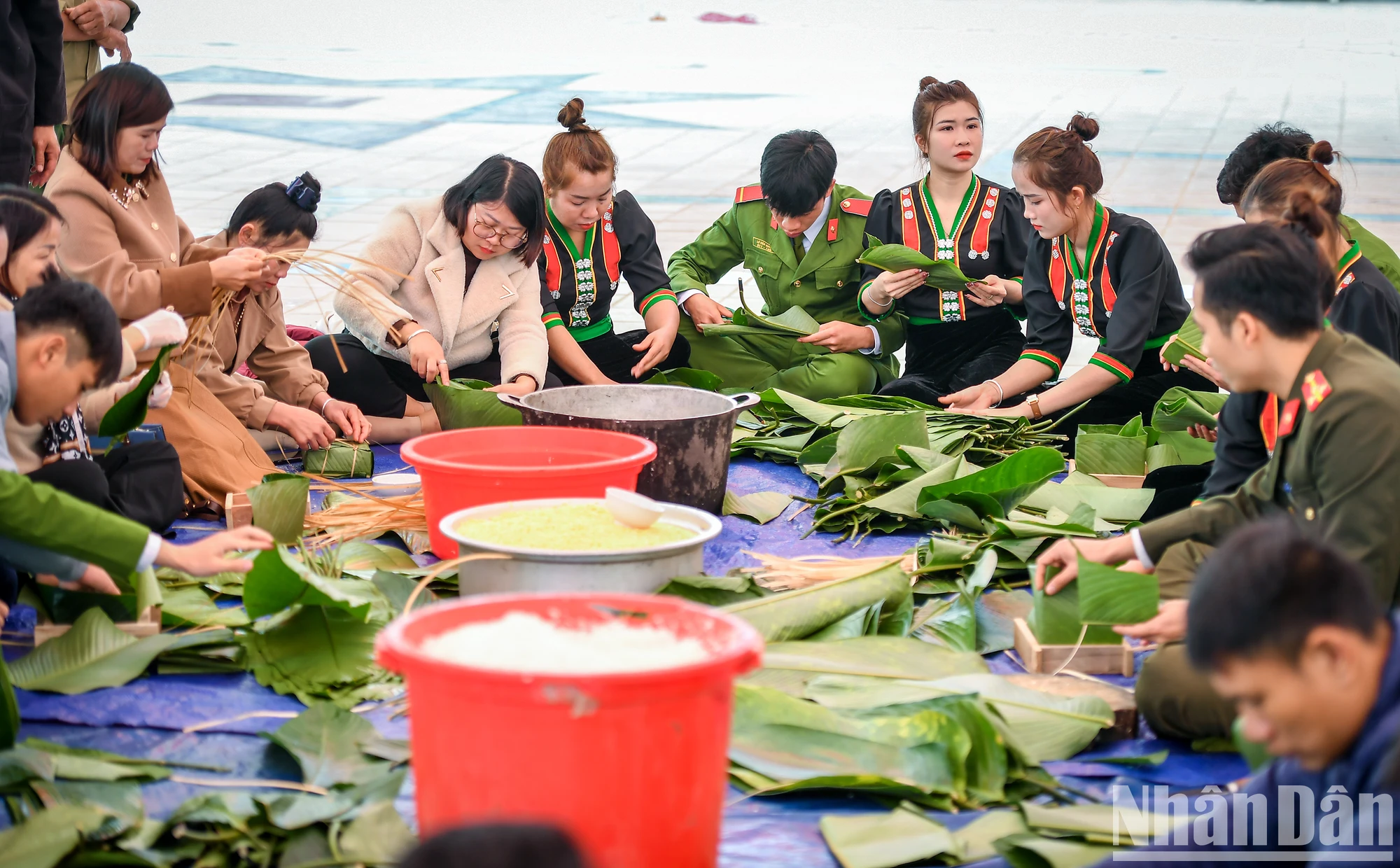 [Ảnh] Những bếp lửa "nghĩa tình" nấu bánh chưng xanh ở Nậm Pồ ảnh 5