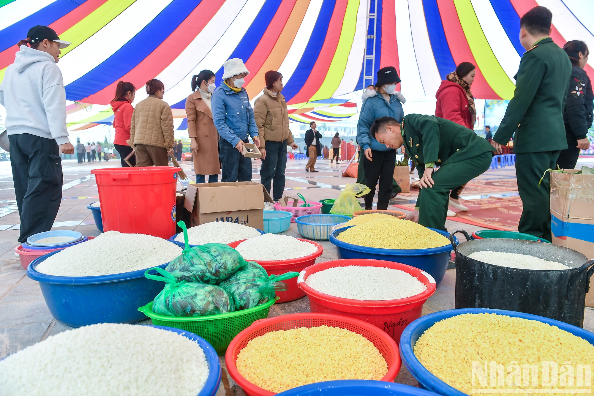 [Ảnh] Những bếp lửa "nghĩa tình" nấu bánh chưng xanh ở Nậm Pồ ảnh 3