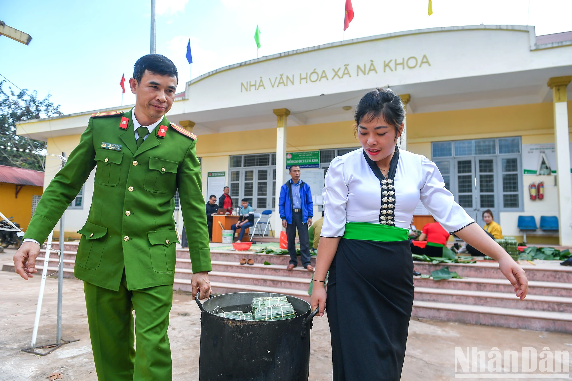 [Ảnh] Những bếp lửa "nghĩa tình" nấu bánh chưng xanh ở Nậm Pồ ảnh 14