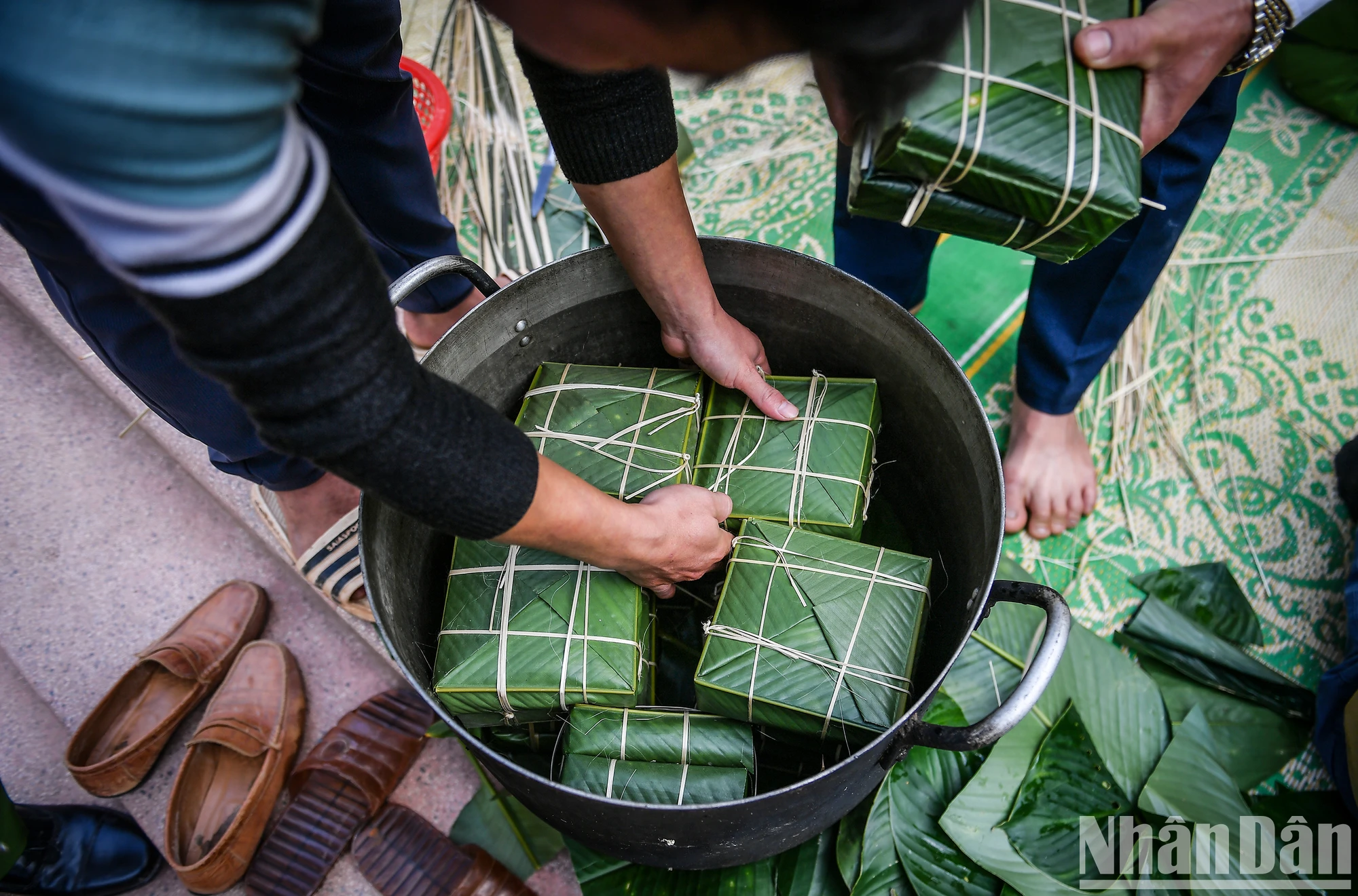 [Ảnh] Những bếp lửa "nghĩa tình" nấu bánh chưng xanh ở Nậm Pồ ảnh 12