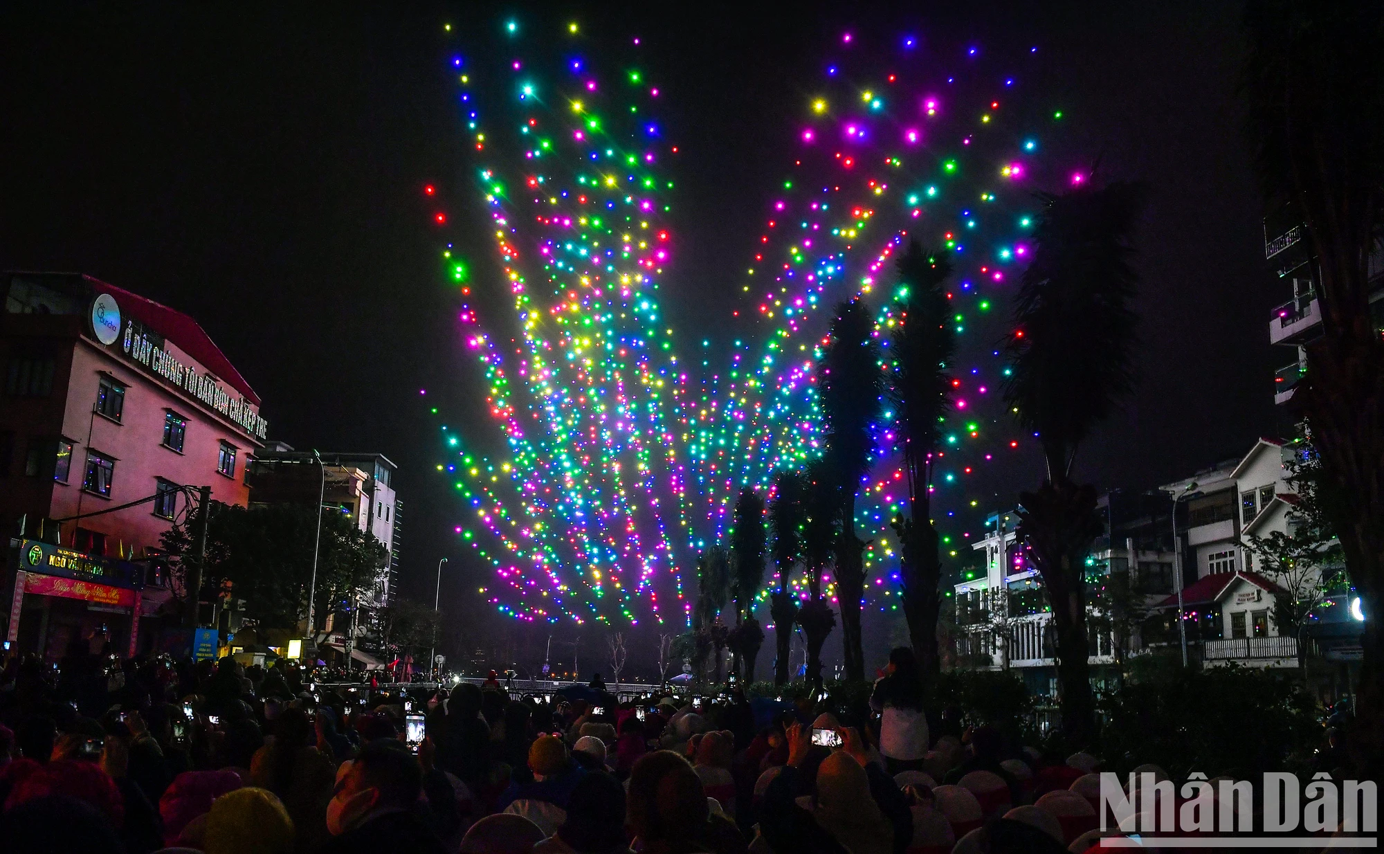 View - [Ảnh] Người dân Thủ đô choáng ngợp trước màn trình diễn ánh sáng nghệ thuật với 2.024 drones light 