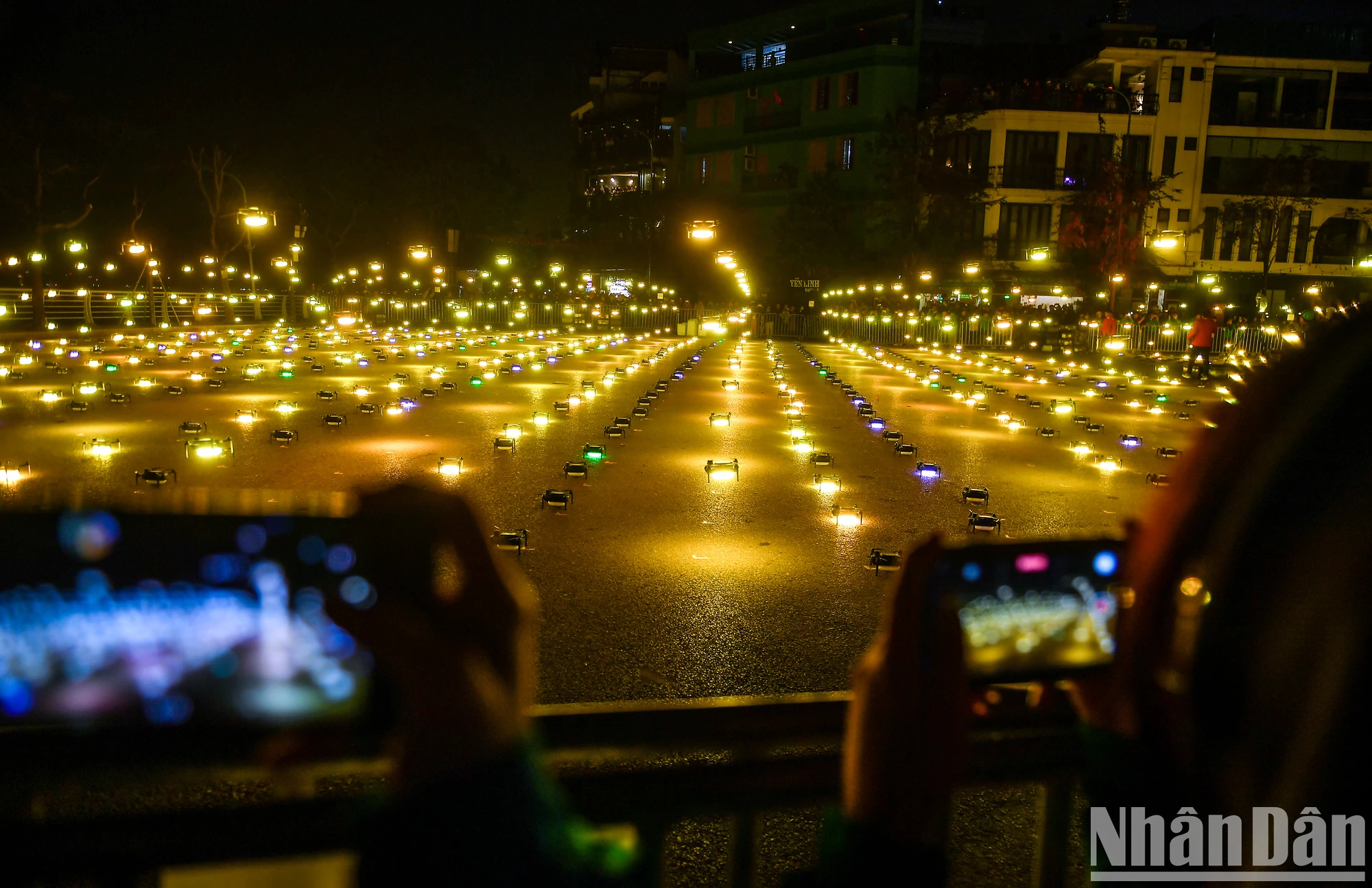 [Ảnh] Người dân Thủ đô choáng ngợp trước màn trình diễn ánh sáng nghệ thuật với 2.024 drones light ảnh 2