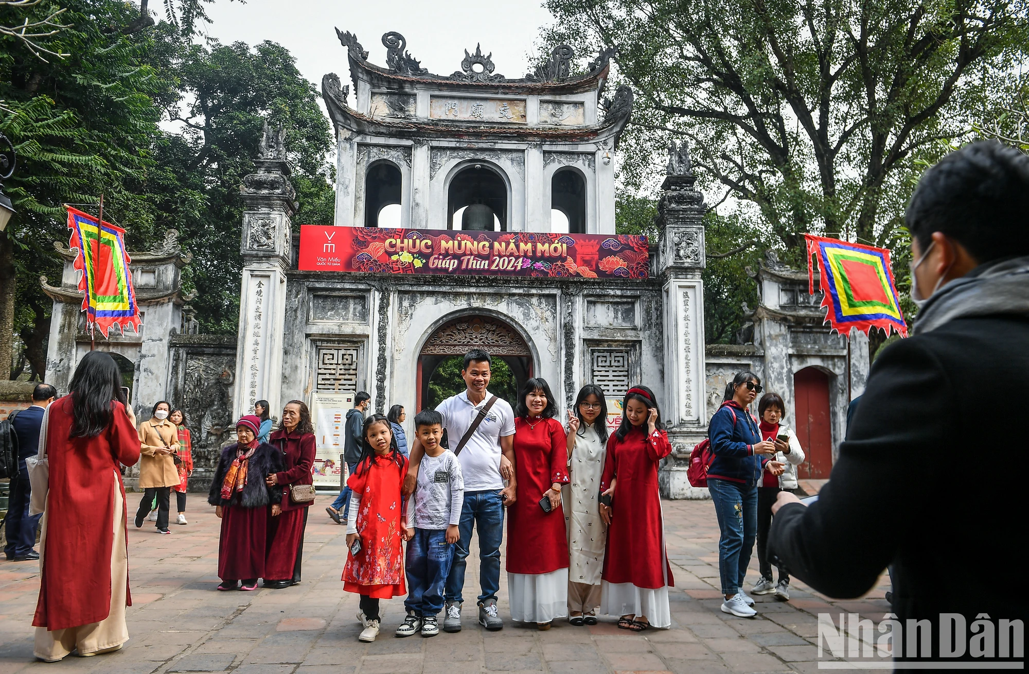 View - [Ảnh] Người Hà Nội rộn ràng du xuân