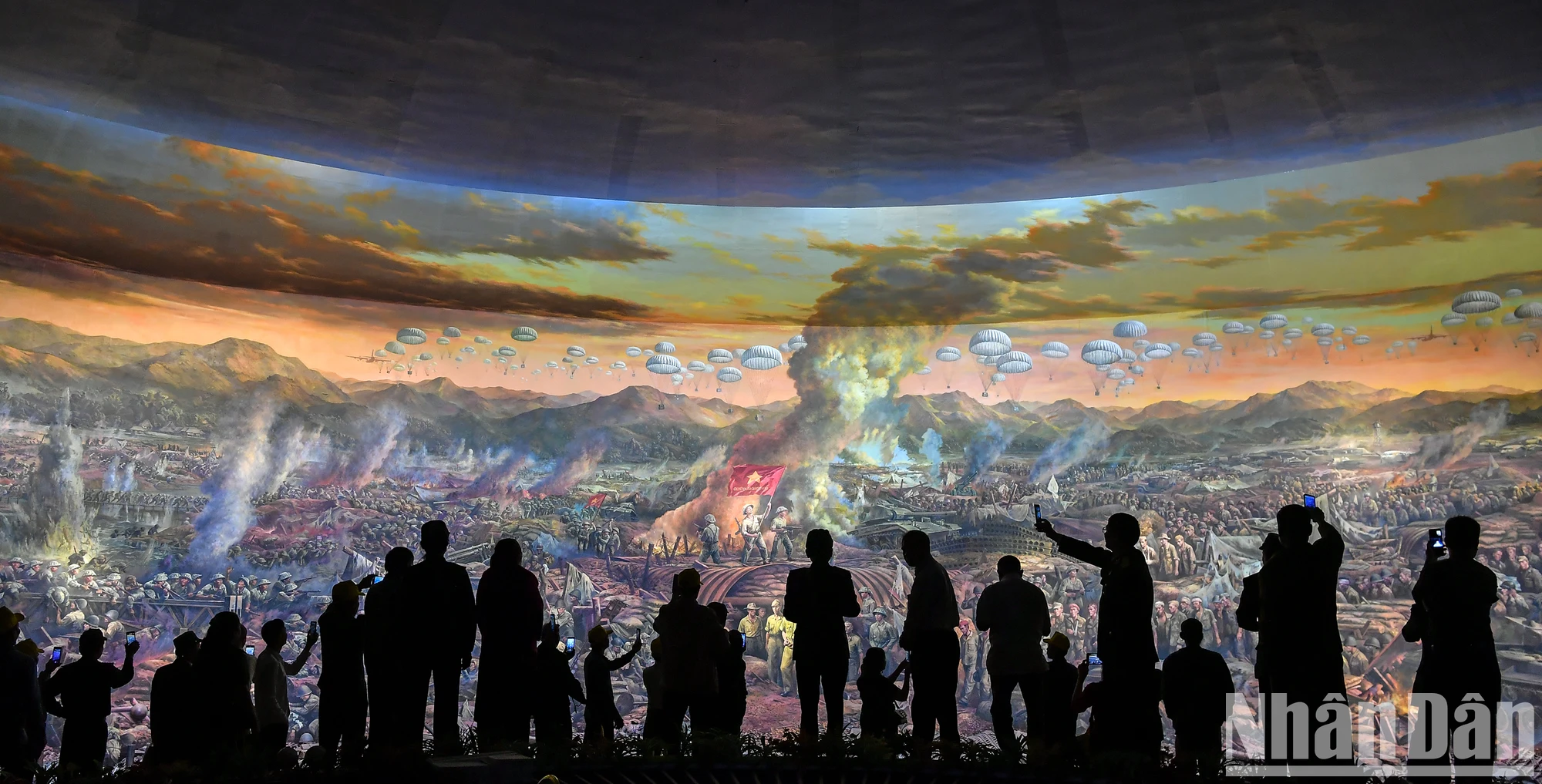 [Ảnh] Cựu chiến binh, du khách xúc động xem tranh Panorama tái hiện Chiến dịch Điện Biên Phủ ảnh 5