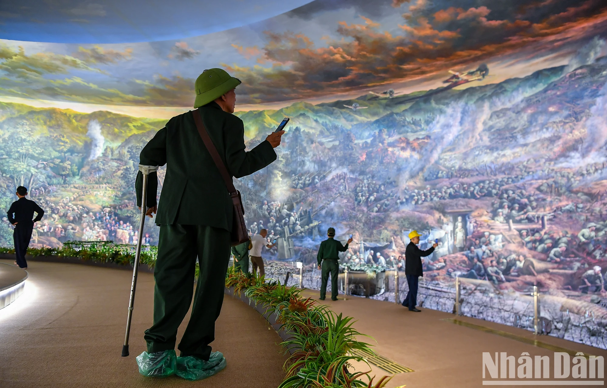 [Ảnh] Cựu chiến binh, du khách xúc động xem tranh Panorama tái hiện Chiến dịch Điện Biên Phủ ảnh 16