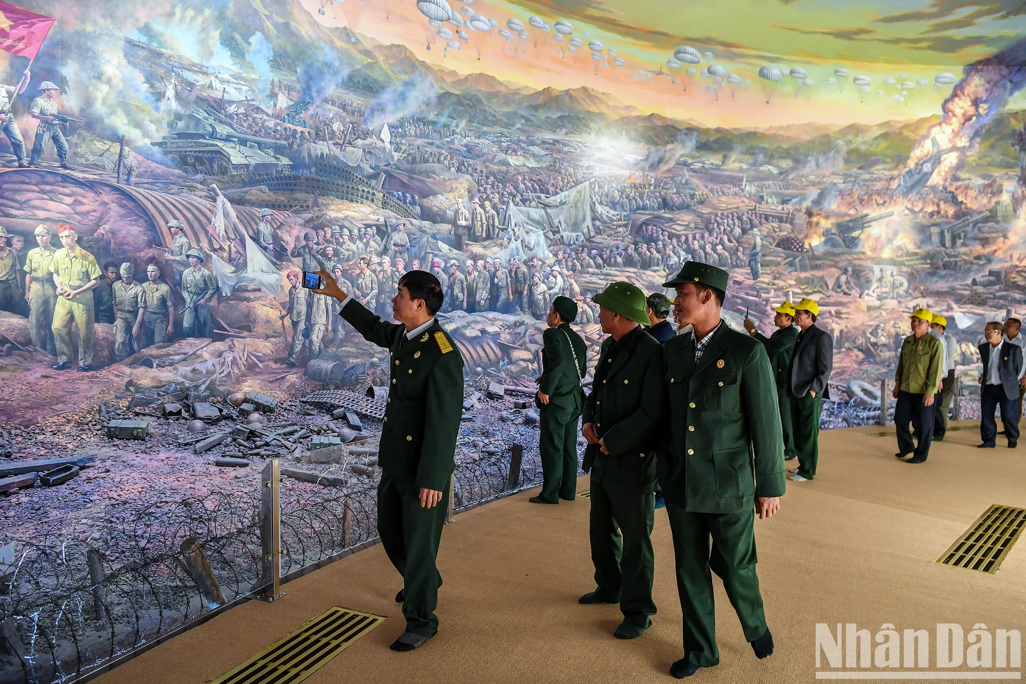 [Ảnh] Cựu chiến binh, du khách xúc động xem tranh Panorama tái hiện Chiến dịch Điện Biên Phủ ảnh 8