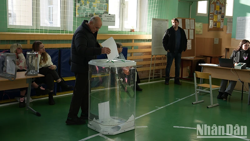 Người dân Nga đi bầu tổng thống ảnh 6