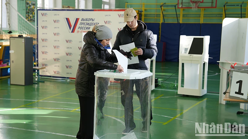 Người dân Nga đi bầu tổng thống ảnh 7