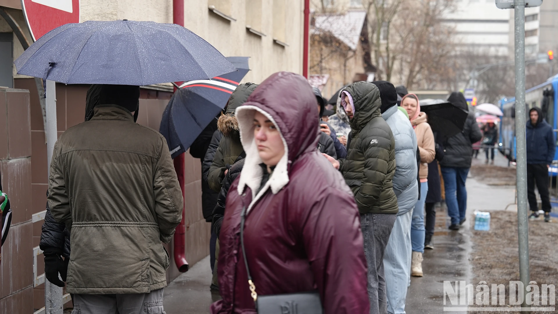 Người dân Moskva dầm mưa rét hiến máu cứu các nạn nhân vụ khủng bố ảnh 6
