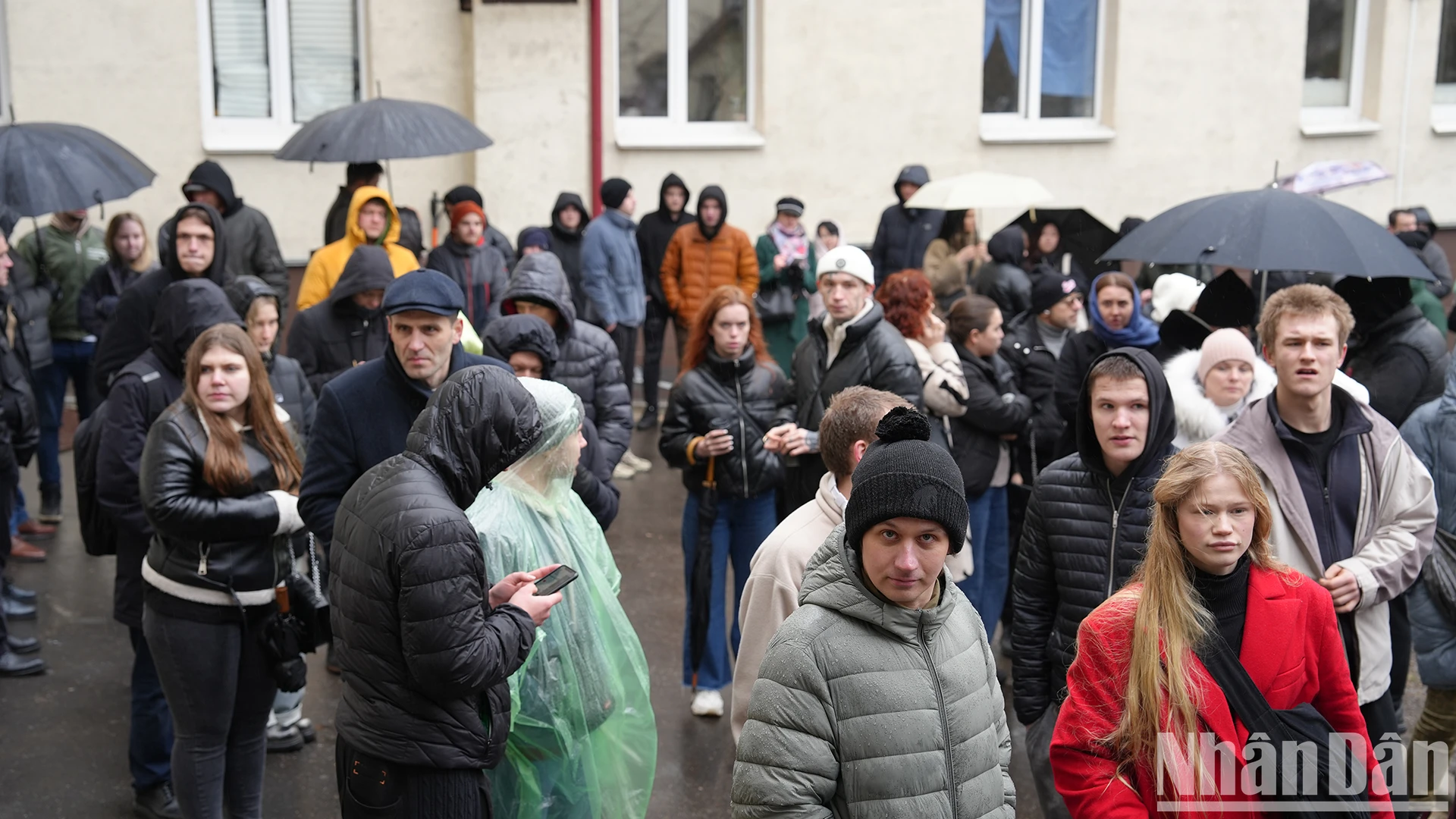 Người dân Moskva dầm mưa rét hiến máu cứu các nạn nhân vụ khủng bố ảnh 2