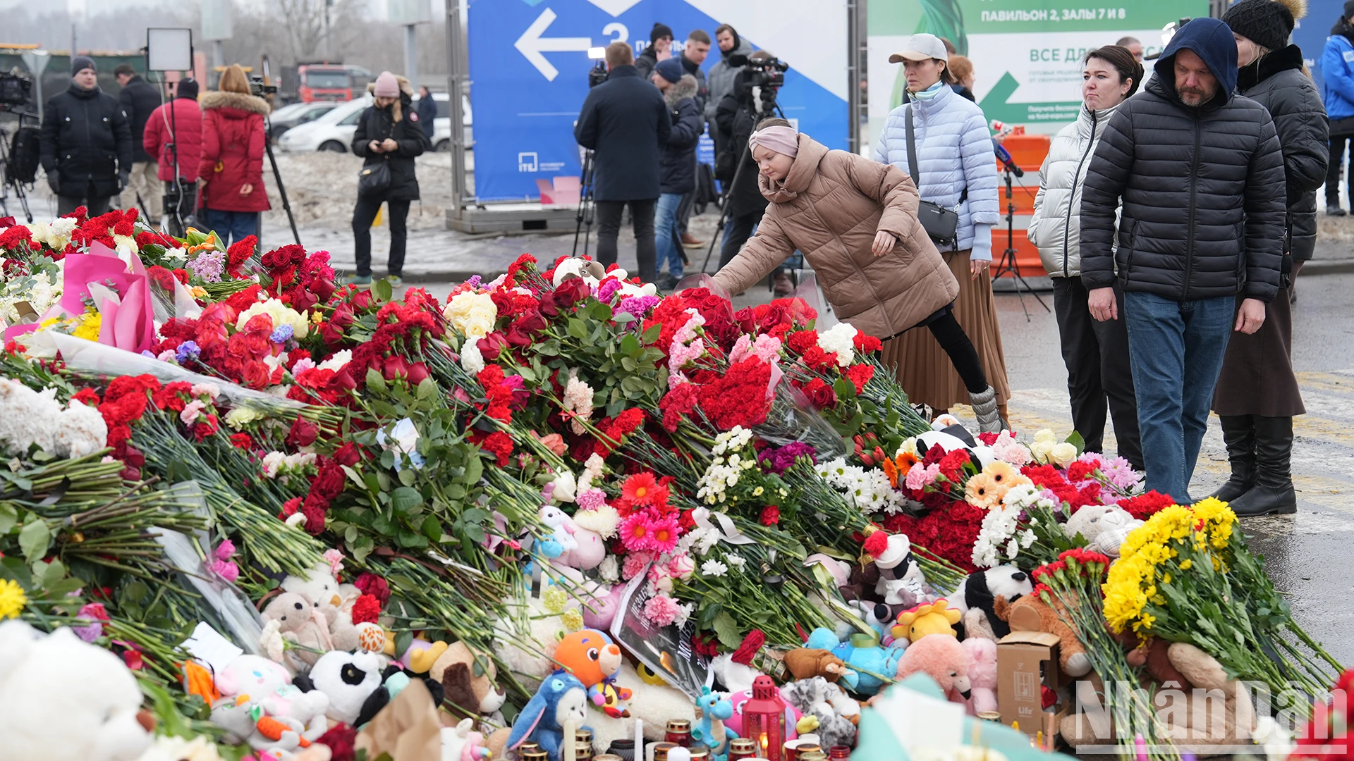 [Ảnh] Người dân Nga và bạn bè quốc tế tưởng niệm các nạn nhân vụ khủng bố ở Moskva ảnh 4