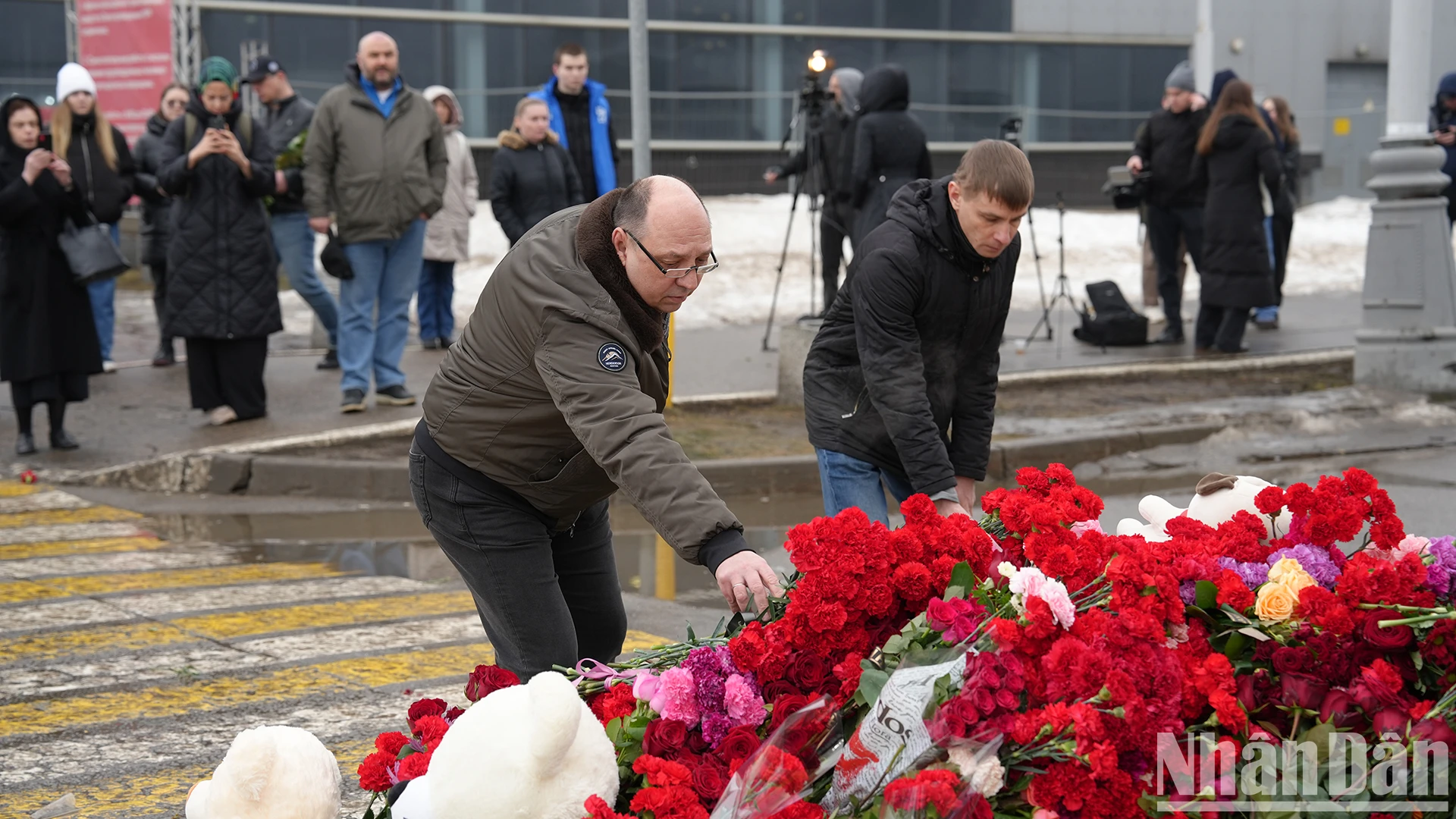 [Ảnh] Người dân Nga và bạn bè quốc tế tưởng niệm các nạn nhân vụ khủng bố ở Moskva ảnh 1