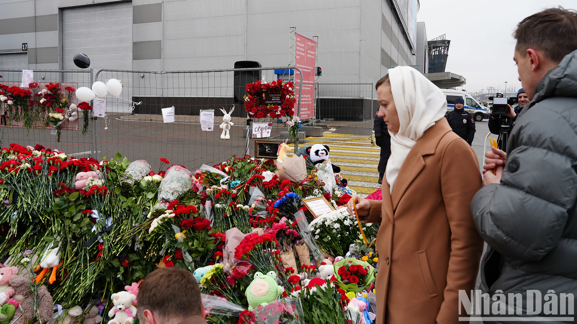 [Ảnh] Người dân Nga và bạn bè quốc tế tưởng niệm các nạn nhân vụ khủng bố ở Moskva ảnh 6