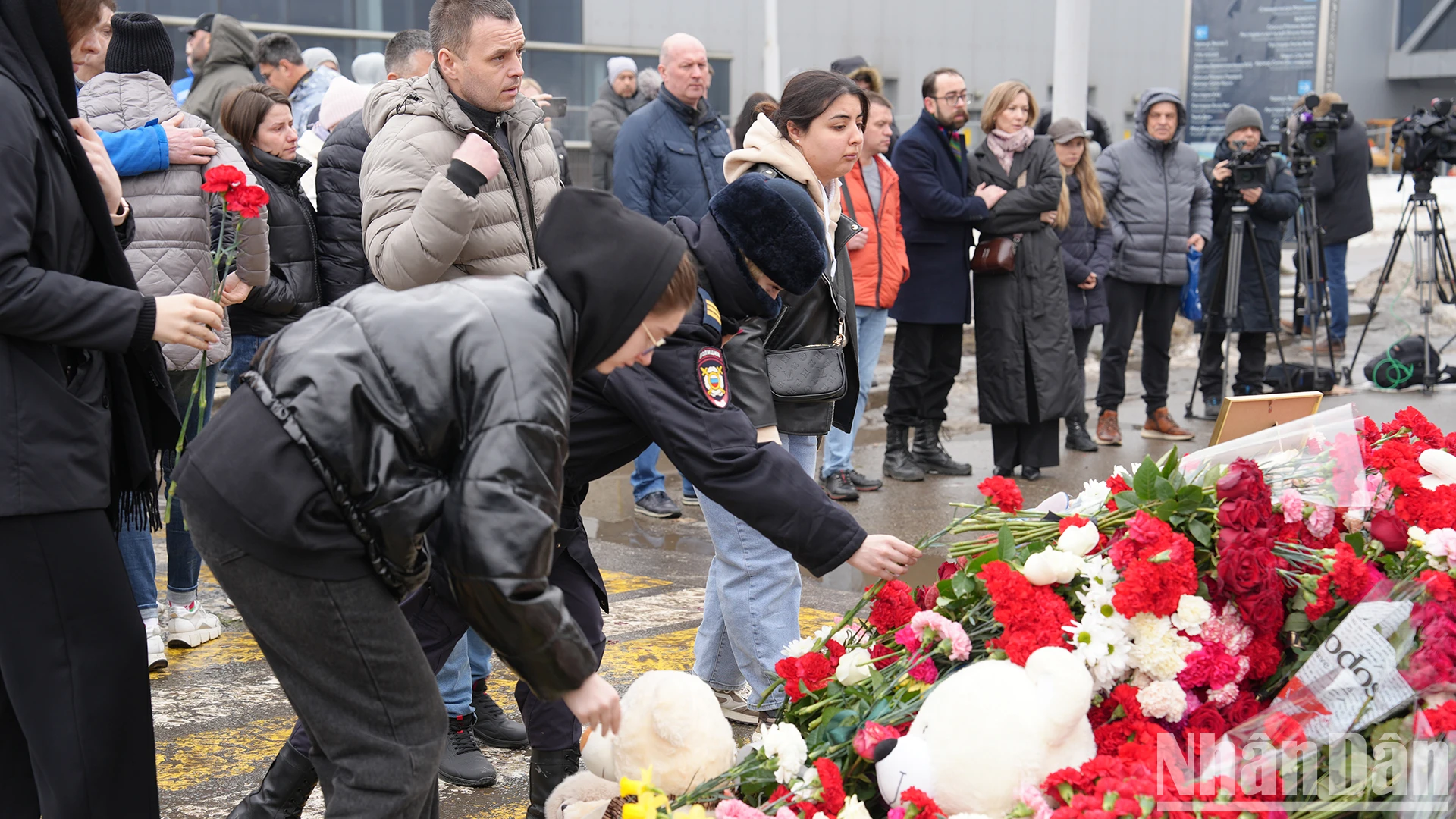 [Ảnh] Người dân Nga và bạn bè quốc tế tưởng niệm các nạn nhân vụ khủng bố ở Moskva ảnh 5