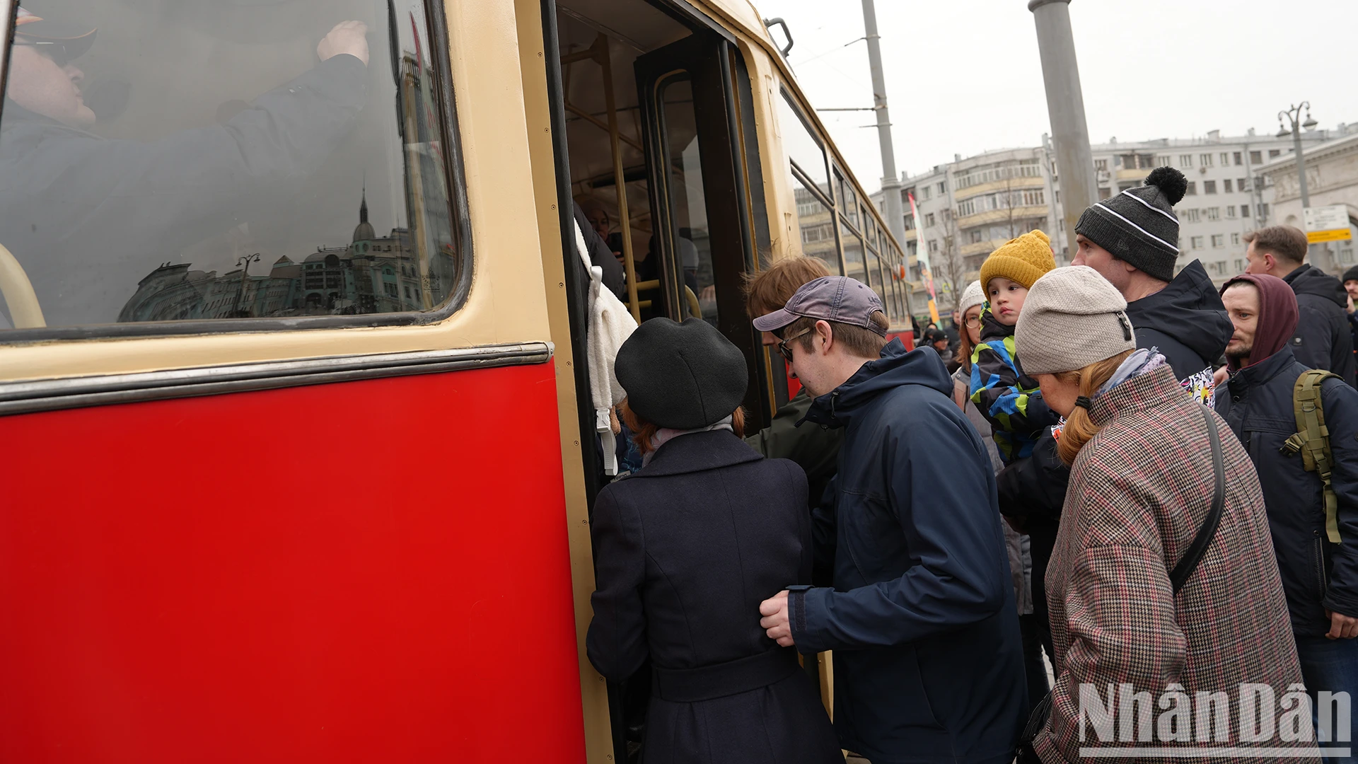 [Ảnh] Người dân Moskva hào hứng trải nghiệm các toa tàu điện lịch sử ảnh 5