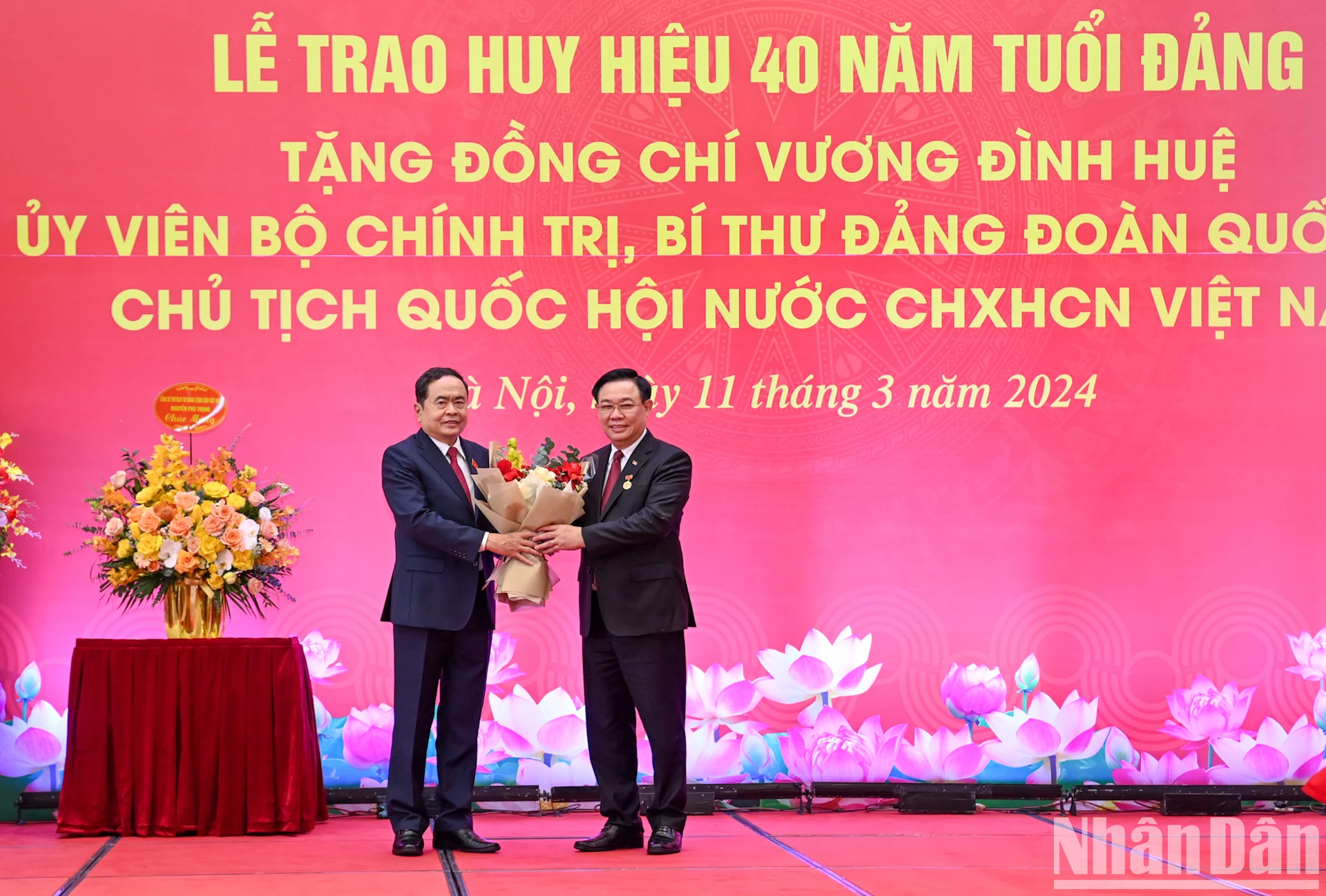 Trao Huy hiệu 40 năm tuổi Đảng tặng Chủ tịch Quốc hội Vương Đình Huệ ảnh 3