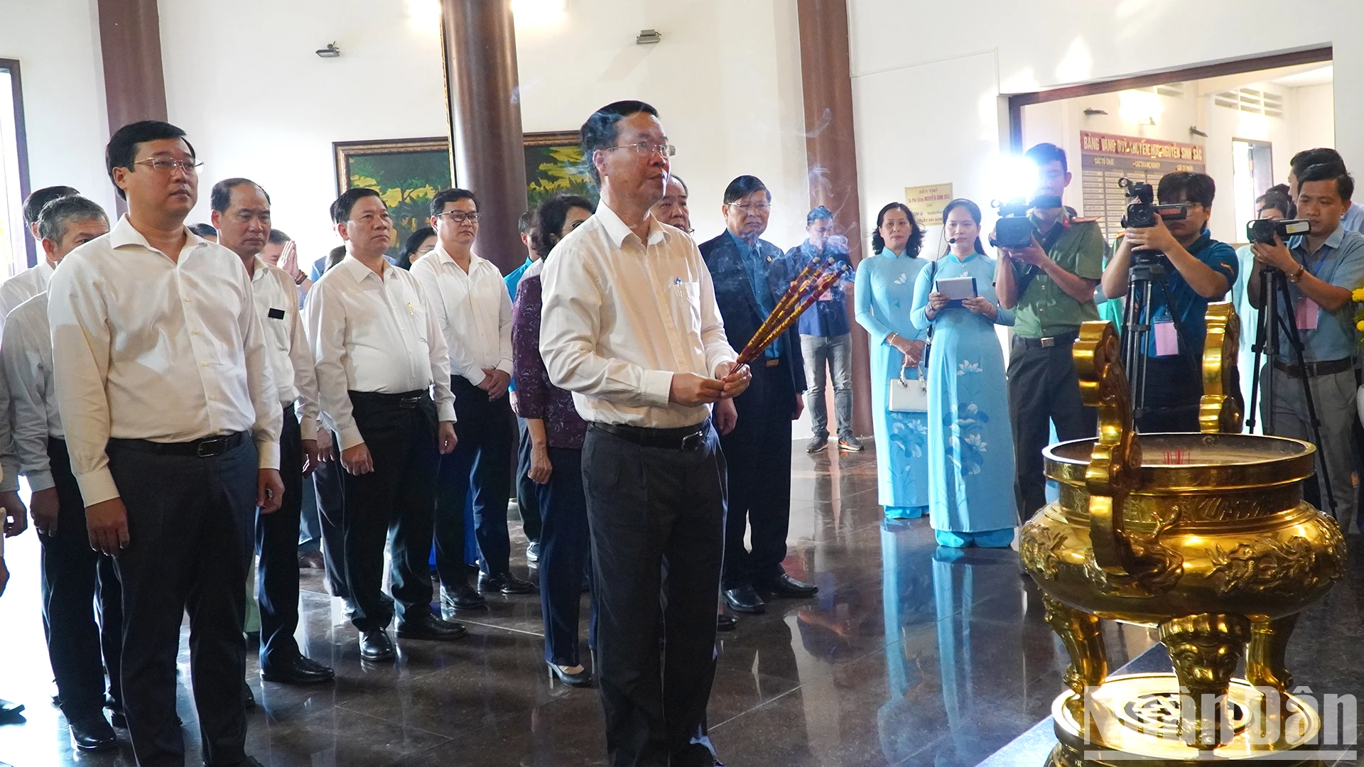 [Ảnh] Chủ tịch nước Võ Văn Thưởng viếng Khu di tích Nguyễn Sinh Sắc ảnh 1