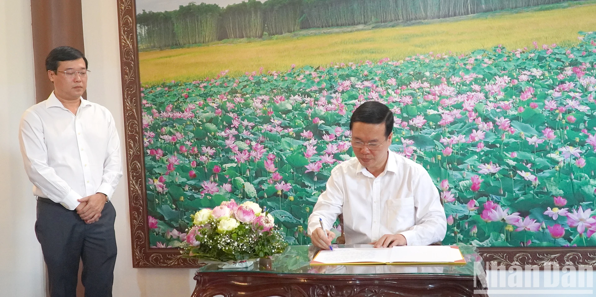 [Ảnh] Chủ tịch nước Võ Văn Thưởng viếng Khu di tích Nguyễn Sinh Sắc ảnh 3