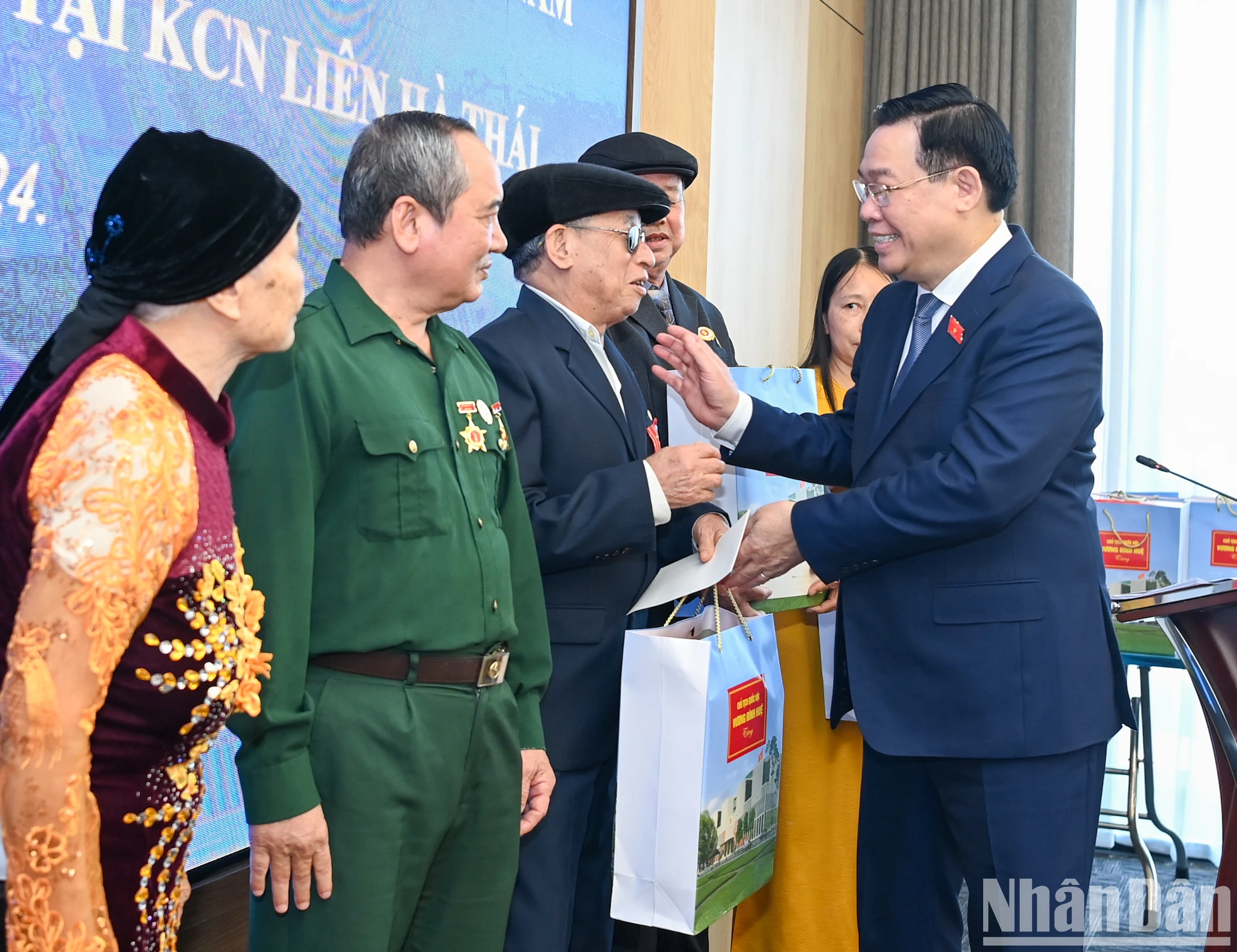 [Ảnh] Chủ tịch Quốc hội Vương Đình Huệ thăm, tặng quà công nhân lao động tỉnh Thái Bình ảnh 2