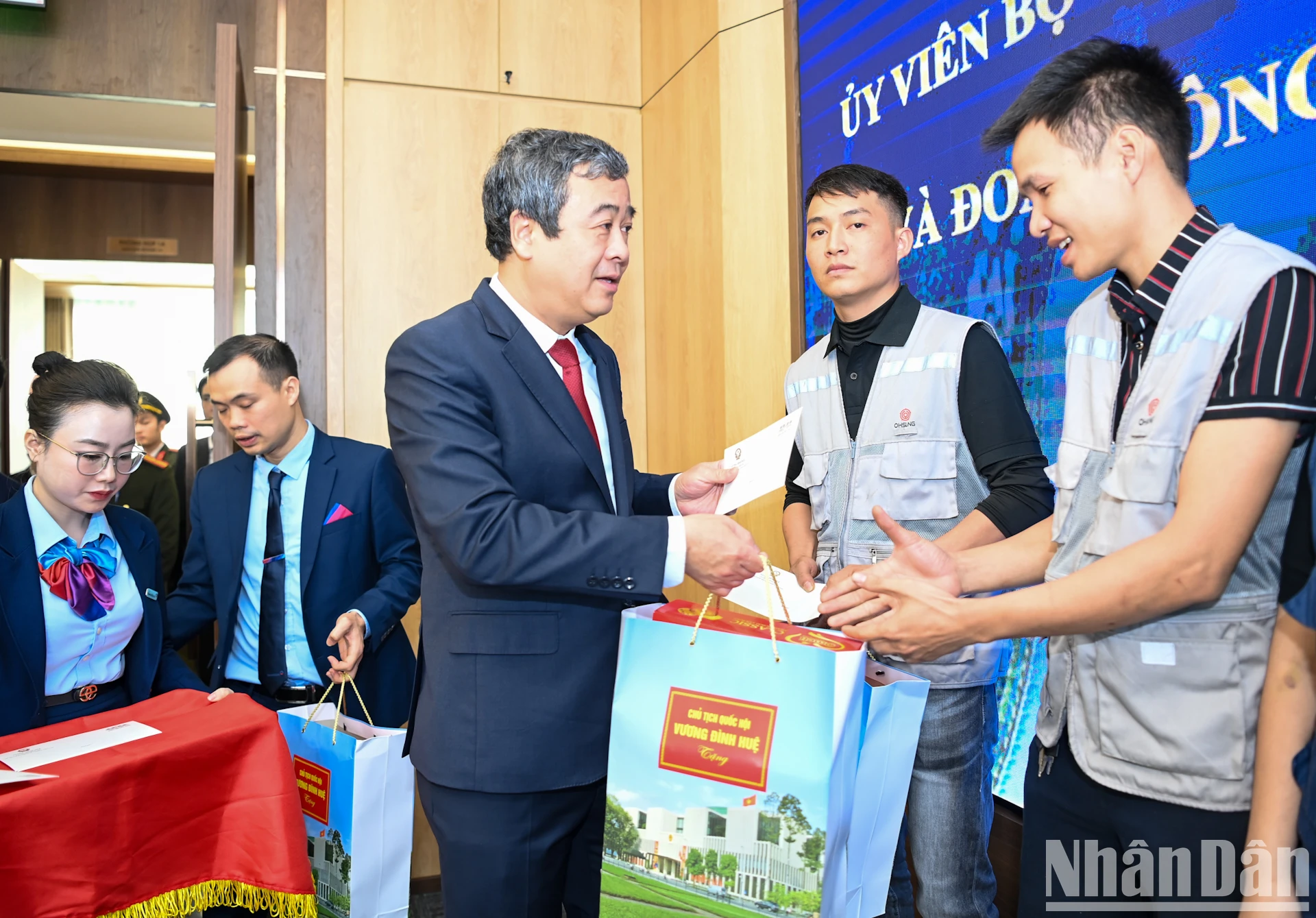 [Ảnh] Chủ tịch Quốc hội Vương Đình Huệ thăm, tặng quà công nhân lao động tỉnh Thái Bình ảnh 4