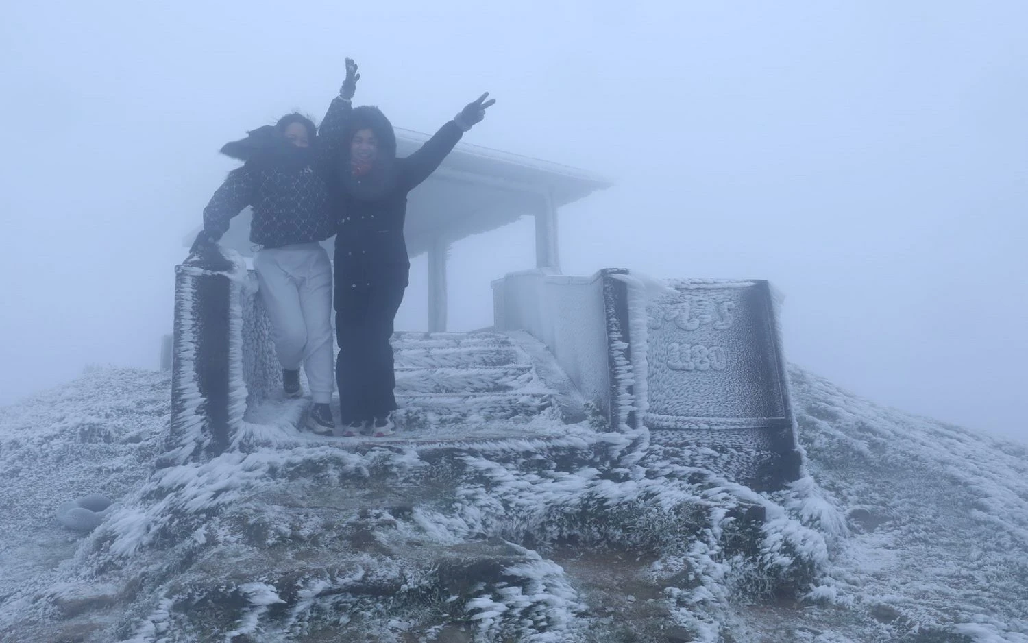 [Ảnh] Du khách đổ xô về đỉnh núi Mẫu Sơn chiêm ngưỡng băng giá ảnh 5