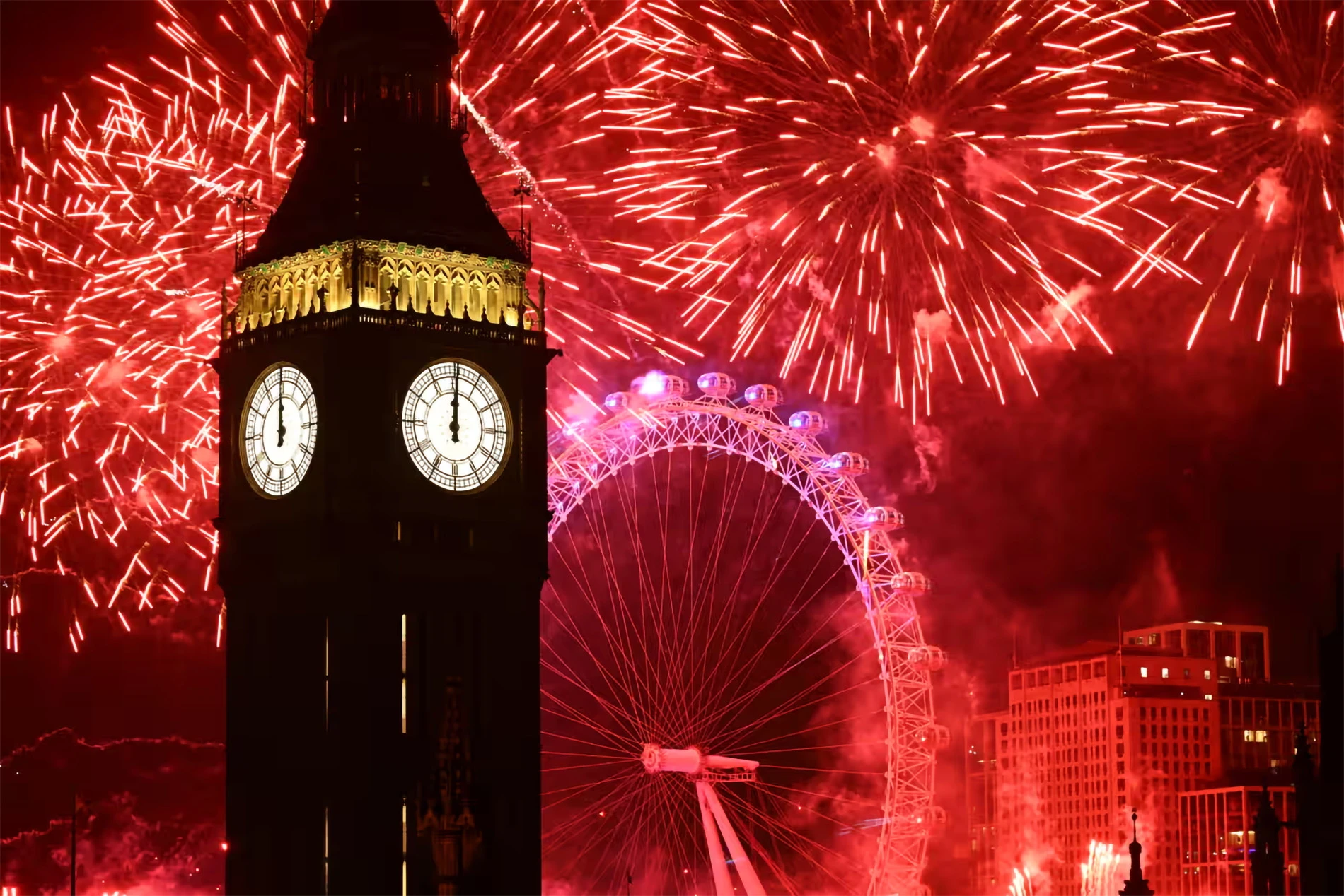 Khi đồng hồ Big Ben điểm 0 giờ, bầu trời London bỗng ngập tràn trong ánh sáng. Ảnh: Getty Images

