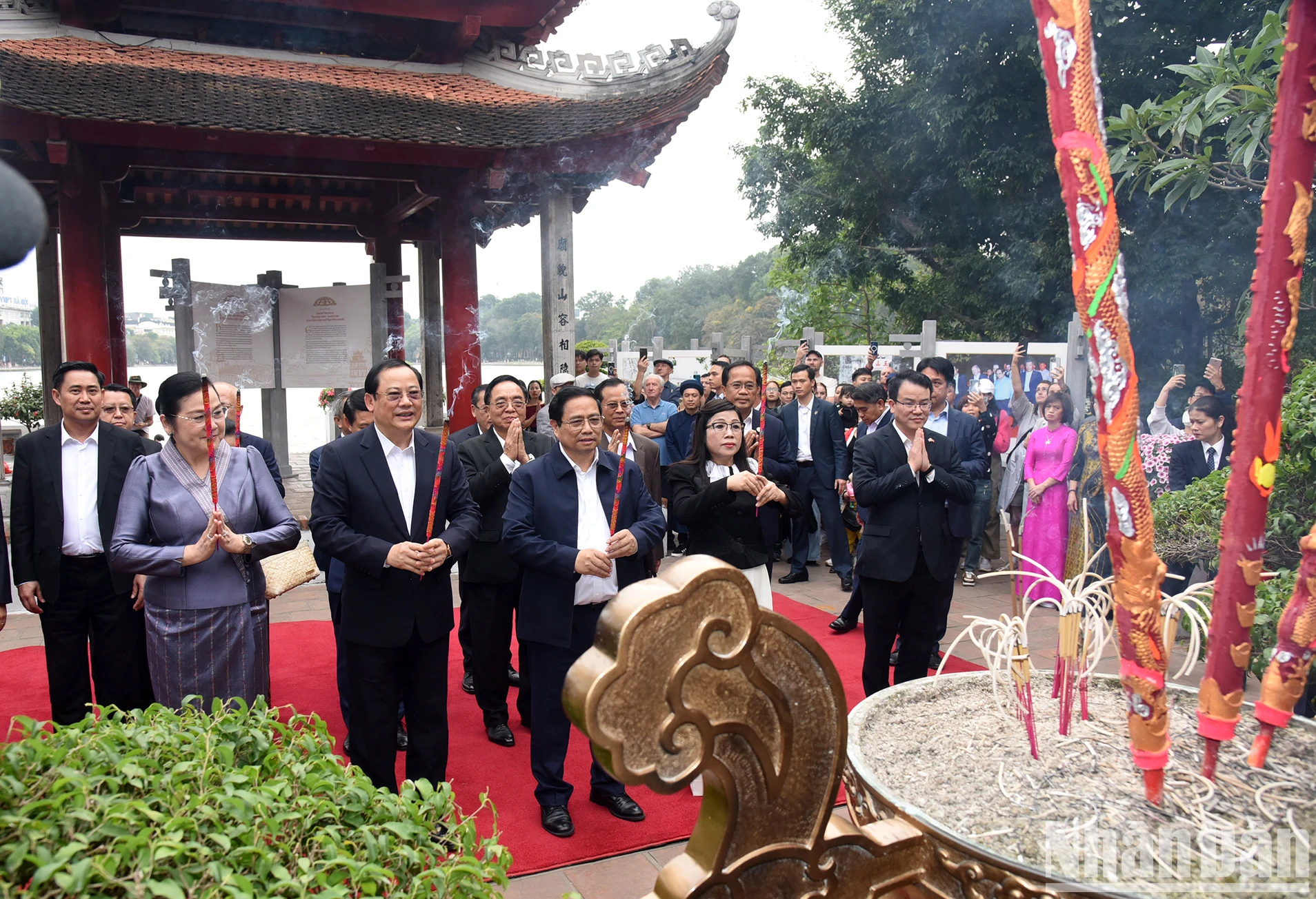 [Ảnh] Thủ tướng Phạm Minh Chính và Thủ tướng Lào Sonexay Siphandone thăm đền Ngọc Sơn, hồ Hoàn Kiếm ảnh 3