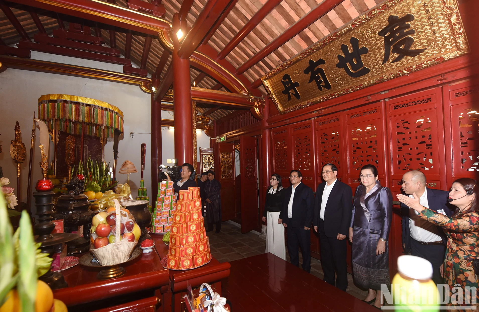 [Ảnh] Thủ tướng Phạm Minh Chính và Thủ tướng Lào Sonexay Siphandone thăm đền Ngọc Sơn, hồ Hoàn Kiếm ảnh 4