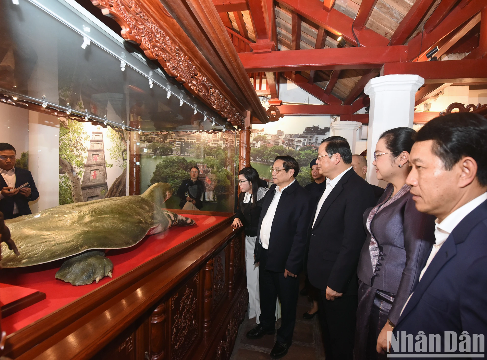 [Ảnh] Thủ tướng Phạm Minh Chính và Thủ tướng Lào Sonexay Siphandone thăm đền Ngọc Sơn, hồ Hoàn Kiếm ảnh 5