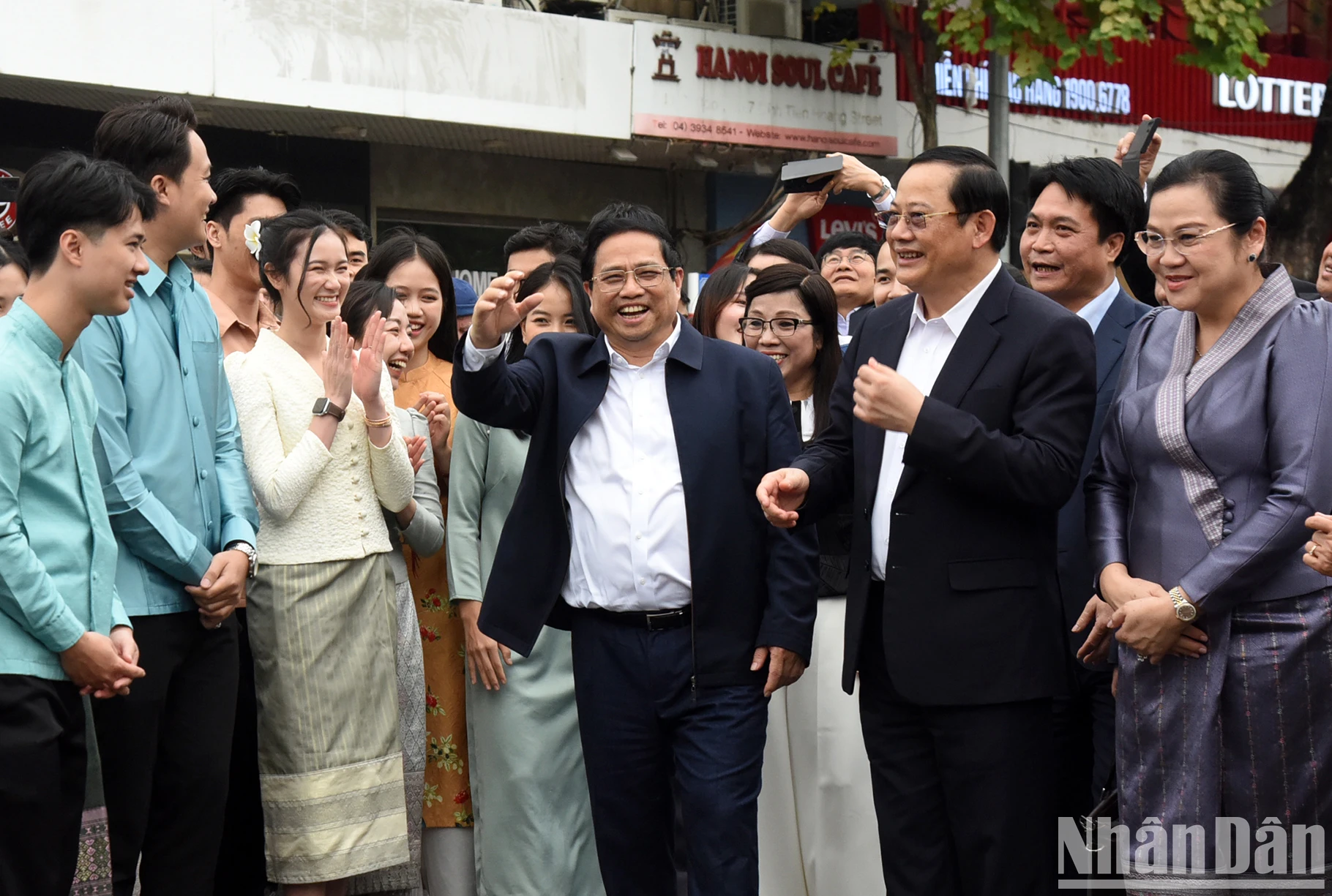 [Ảnh] Thủ tướng Phạm Minh Chính và Thủ tướng Lào Sonexay Siphandone thăm đền Ngọc Sơn, hồ Hoàn Kiếm ảnh 9