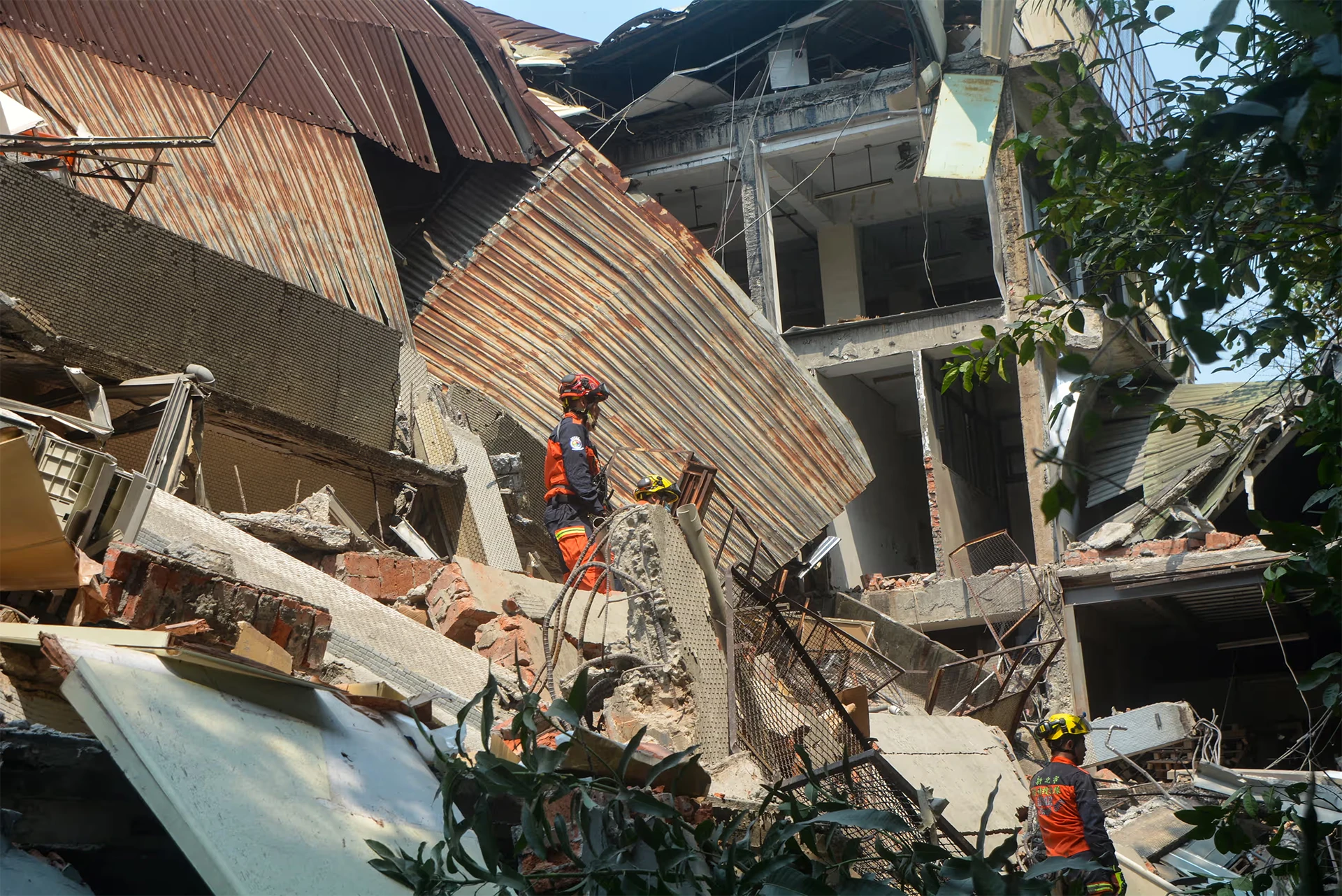 [Ảnh] Lực lượng cứu nạn Đài Loan (Trung Quốc) tìm kiếm người sống sót sau động đất ảnh 9