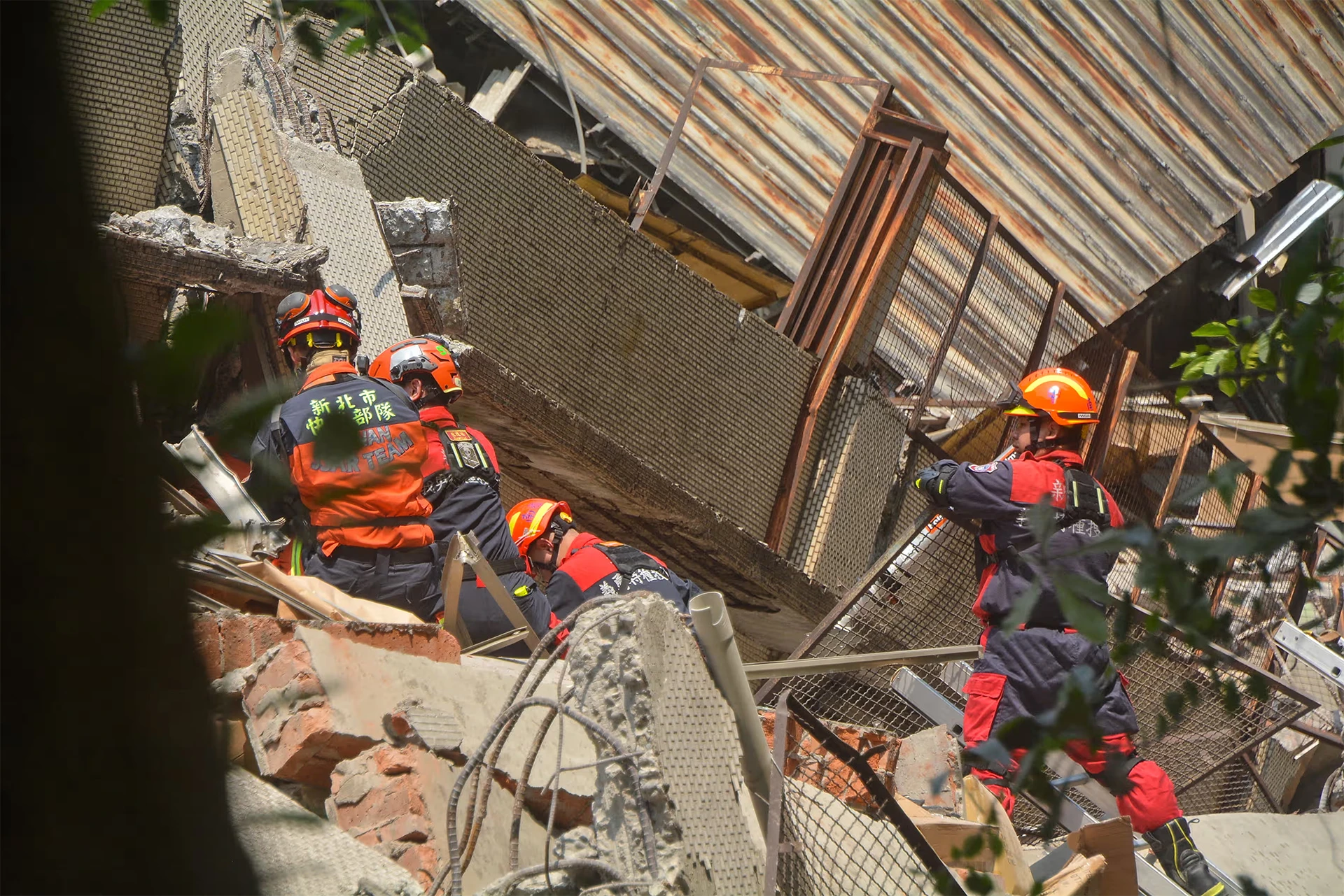 [Ảnh] Lực lượng cứu nạn Đài Loan (Trung Quốc) tìm kiếm người sống sót sau động đất ảnh 2