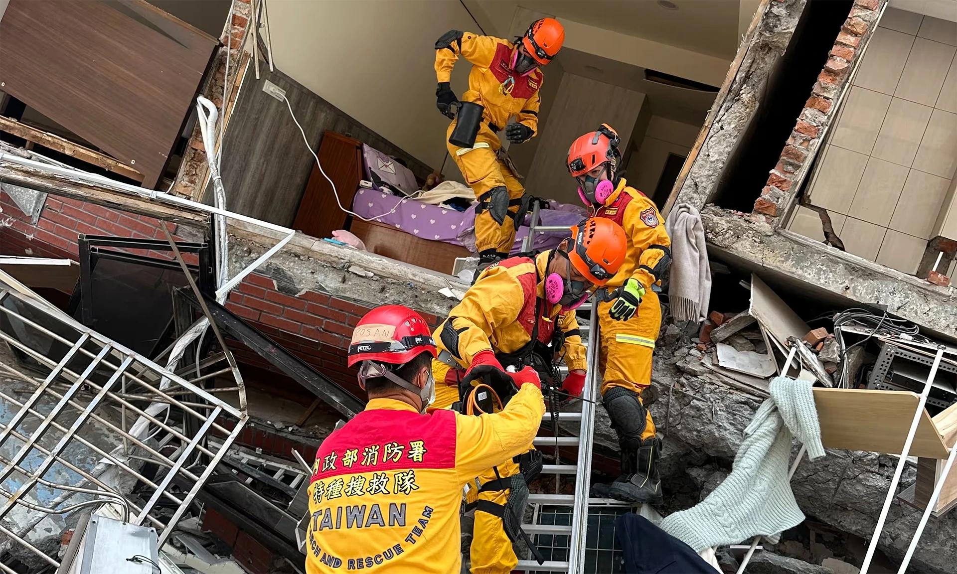 [Ảnh] Lực lượng cứu nạn Đài Loan (Trung Quốc) tìm kiếm người sống sót sau động đất ảnh 3