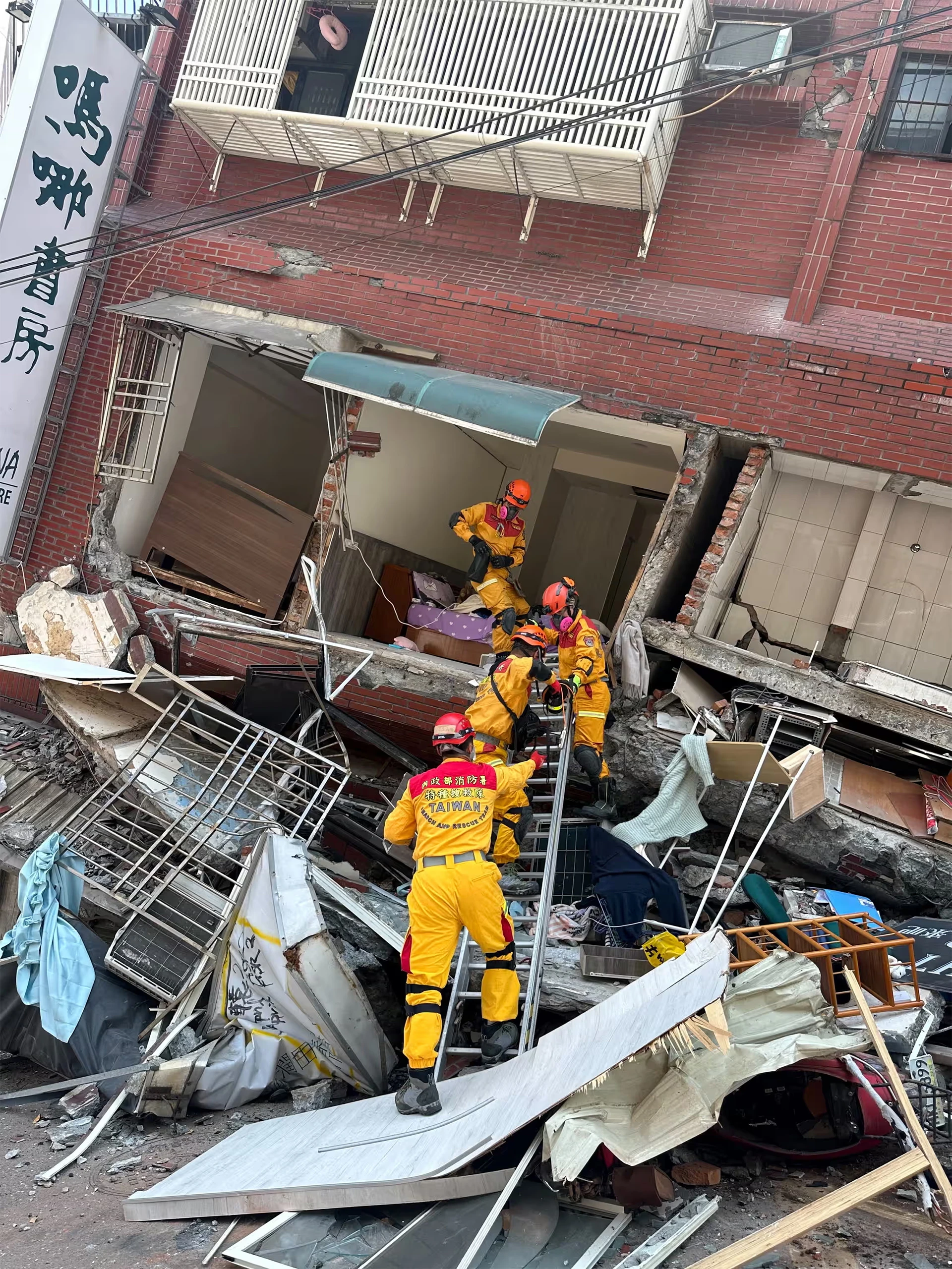 [Ảnh] Lực lượng cứu nạn Đài Loan (Trung Quốc) tìm kiếm người sống sót sau động đất ảnh 4