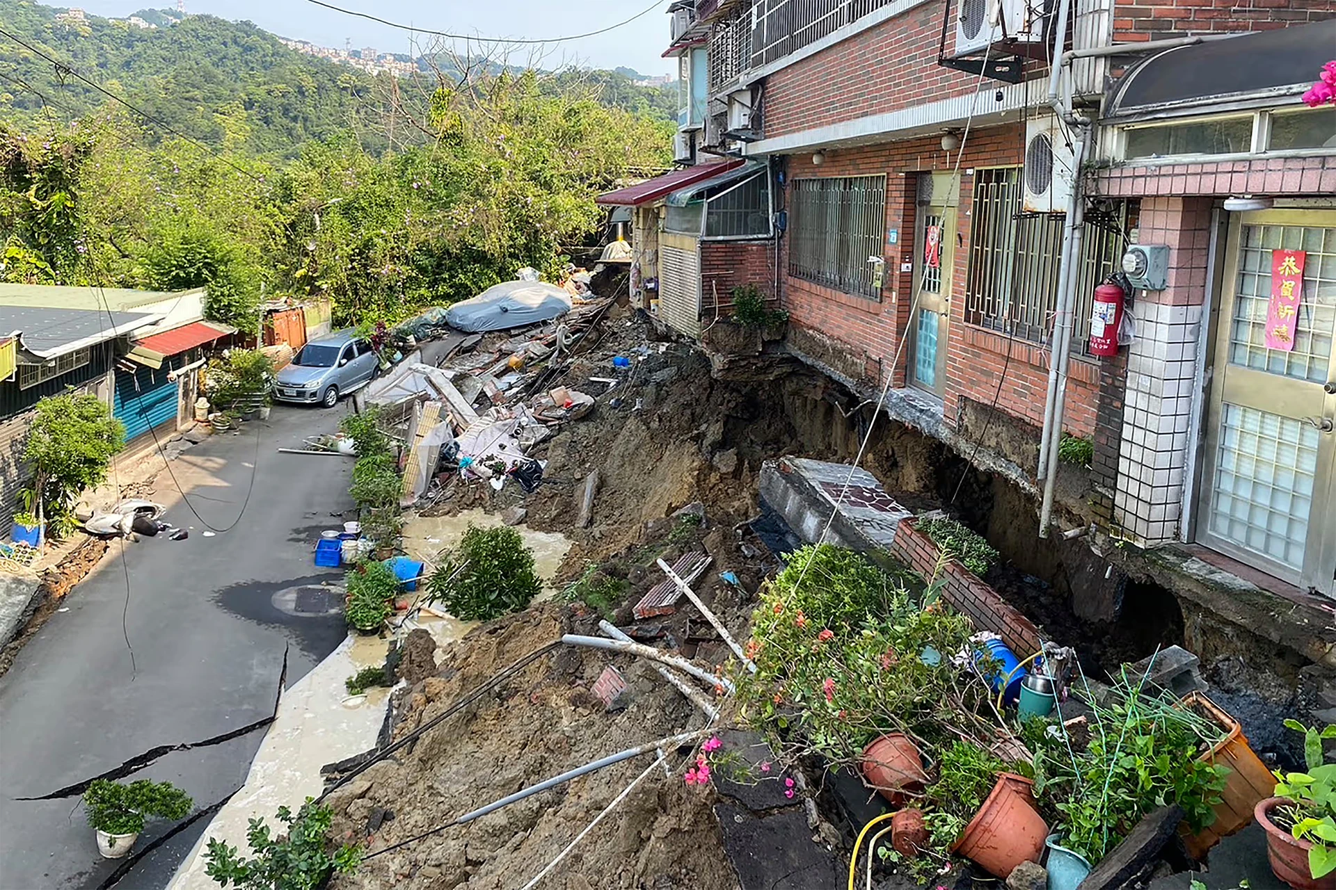 [Ảnh] Lực lượng cứu nạn Đài Loan (Trung Quốc) tìm kiếm người sống sót sau động đất ảnh 7