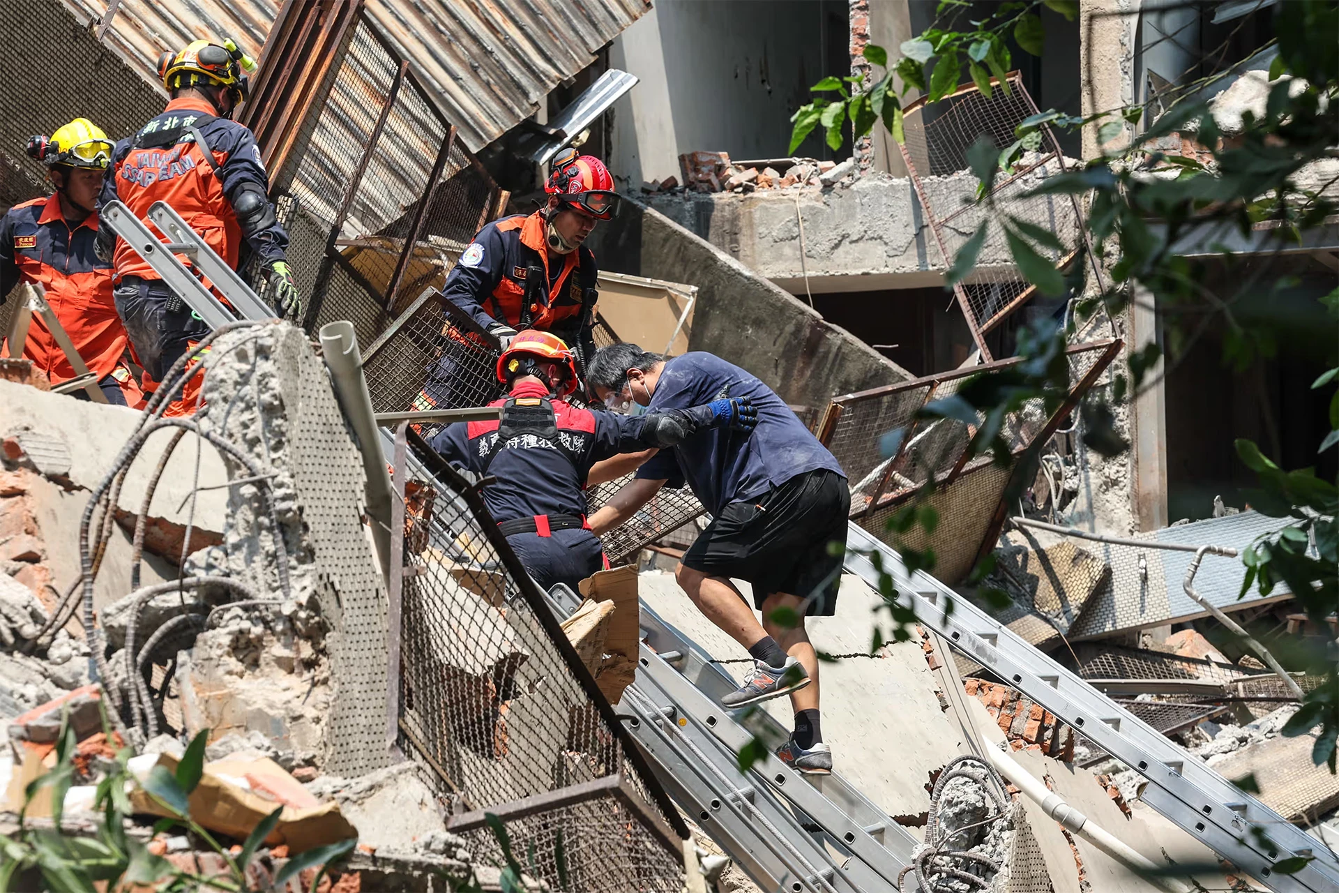 [Ảnh] Lực lượng cứu nạn Đài Loan (Trung Quốc) tìm kiếm người sống sót sau động đất ảnh 8