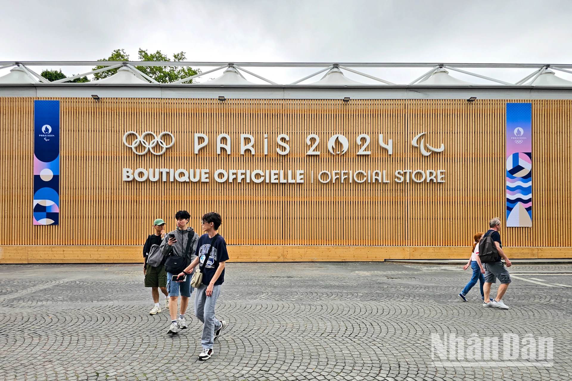 Những sắc màu ấn tượng của quà lưu niệm Thế vận hội Olympic Paris ảnh 1